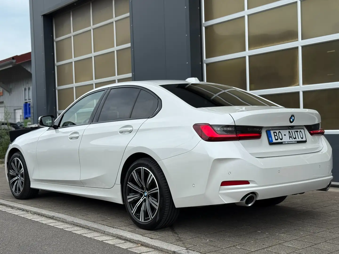 BMW 320 d xDrive StdHzg. AHK Head-Up Innovation ACC DAB 18 Weiß - 2
