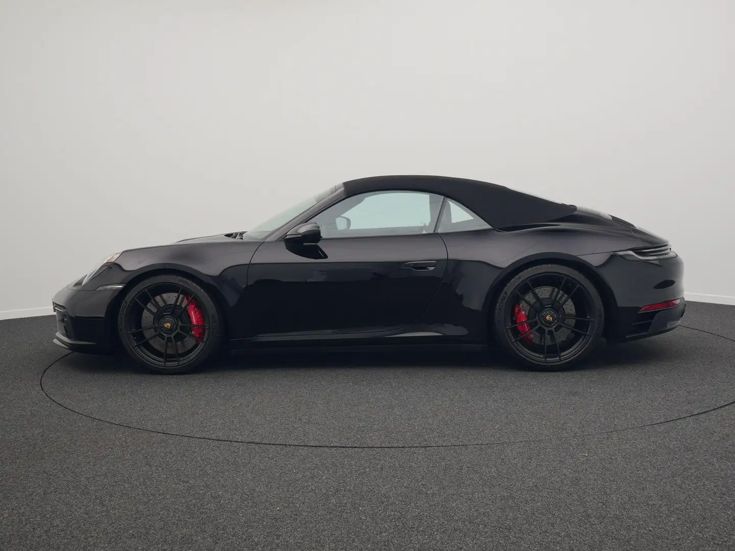Porsche 992 Carrera 4 GTS Cabriolet Zwart - 2