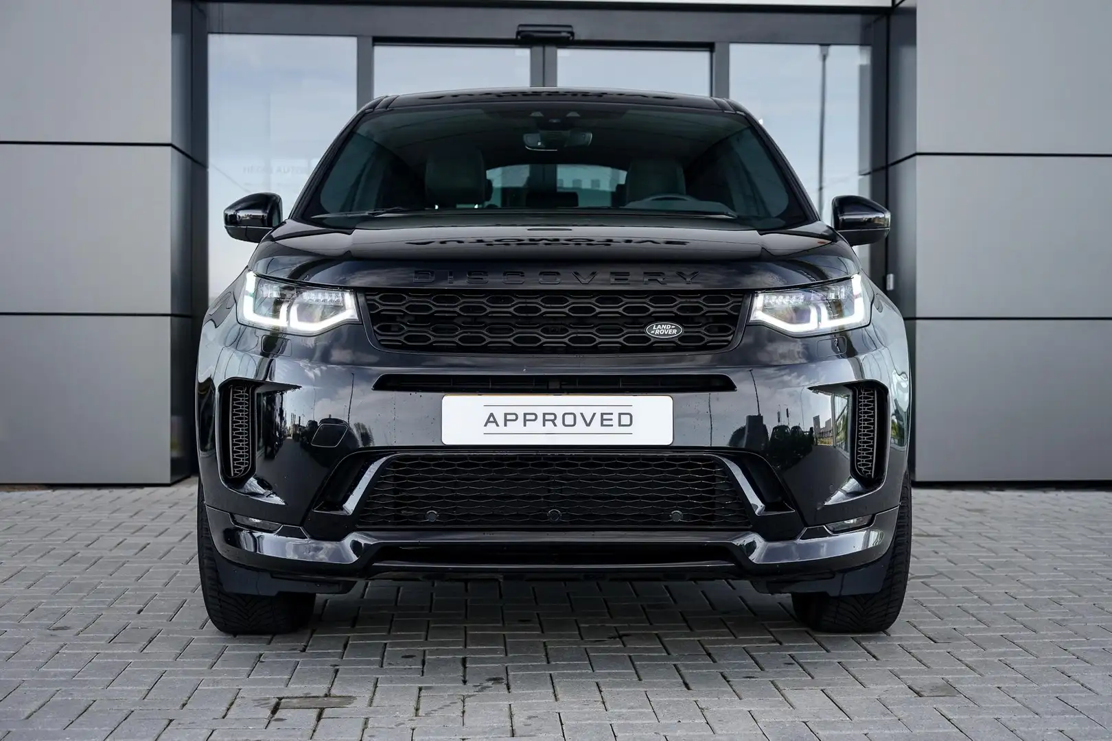 Land Rover Discovery Sport P200 2.0 R-Dynamic Launch Edition Zwart - 2