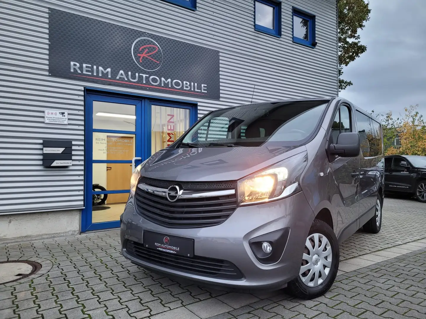 Opel Vivaro B Combi L1H1 2,7t *NAVI*KLIMA*9-SITZER* Grijs - 1