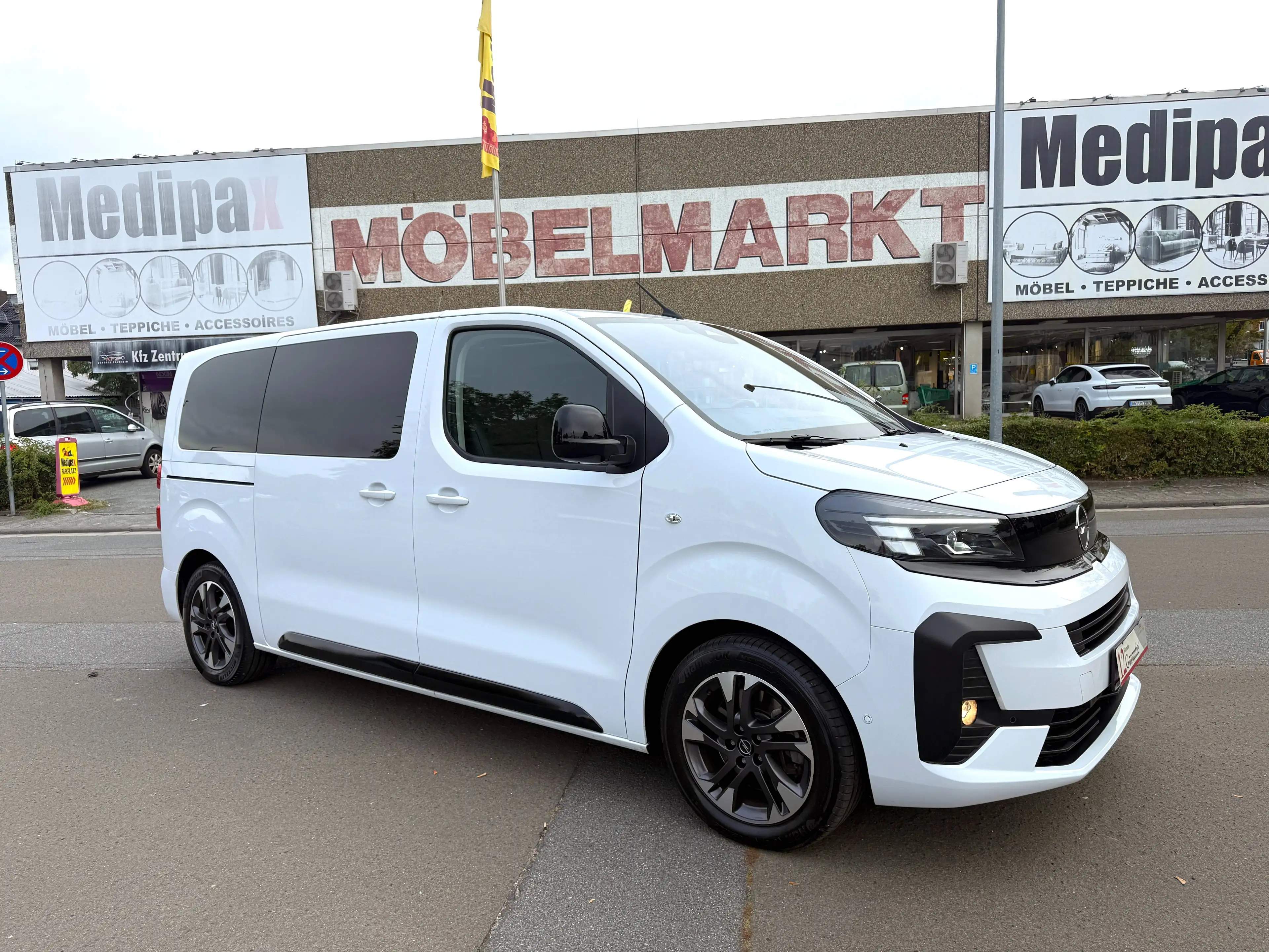 Opel Zafira Life Tourer 2.2 Blue-HDi GS (L2) Automatik (AHK*PANODACH*LEDER*TISCH) — photo 3