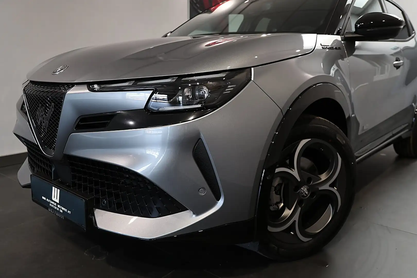 Alfa Romeo Junior Ibrida 1.2e-DCT6 Mild-Hybrid Sport Specia Grau - 2