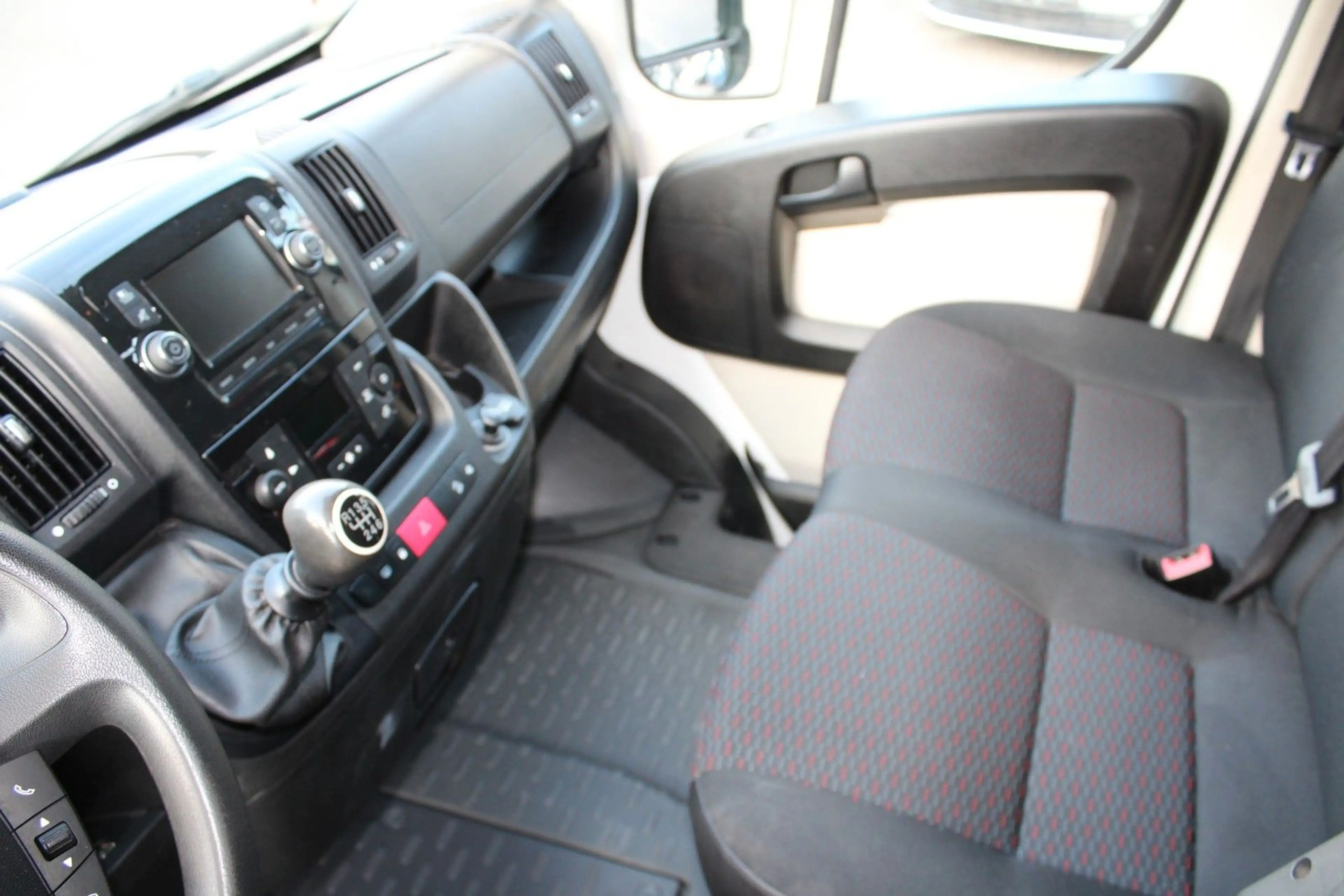 Citroen Jumper Kombi 33 L2H2 Live Blue-HDi 140/8 SITZER/ — photo 13