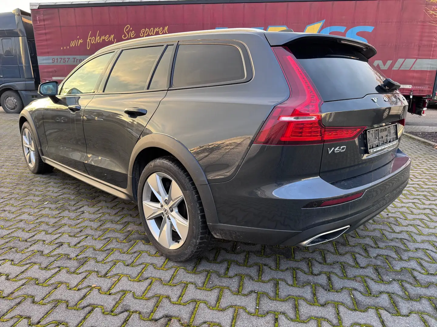 Volvo V60 Cross Country D4 Pro AWD - RADAR+LED+LEDER+NAVI+h/k+AHK Grau - 2