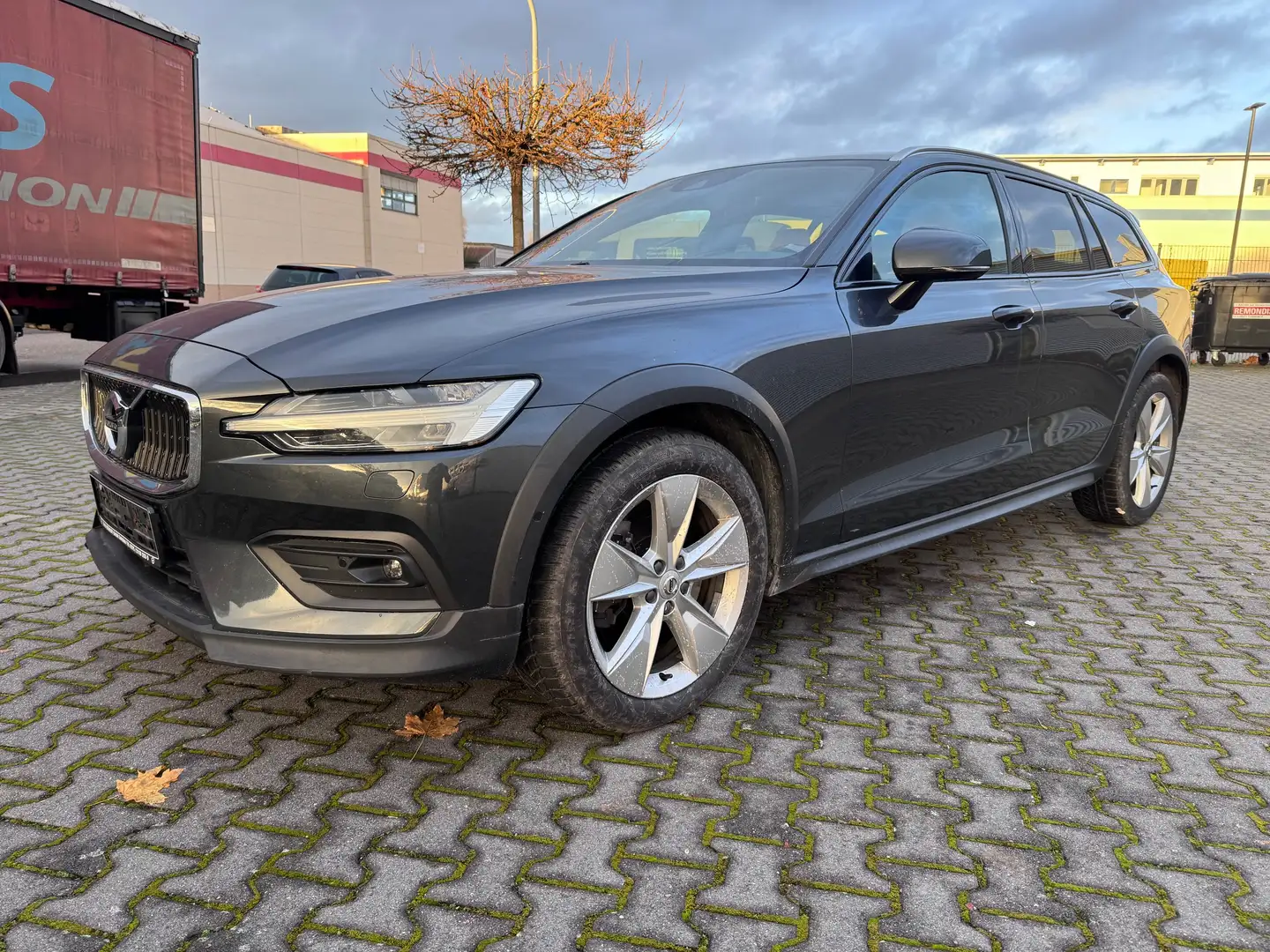 Volvo V60 Cross Country D4 Pro AWD - RADAR+LED+LEDER+NAVI+h/k+AHK Grau - 1