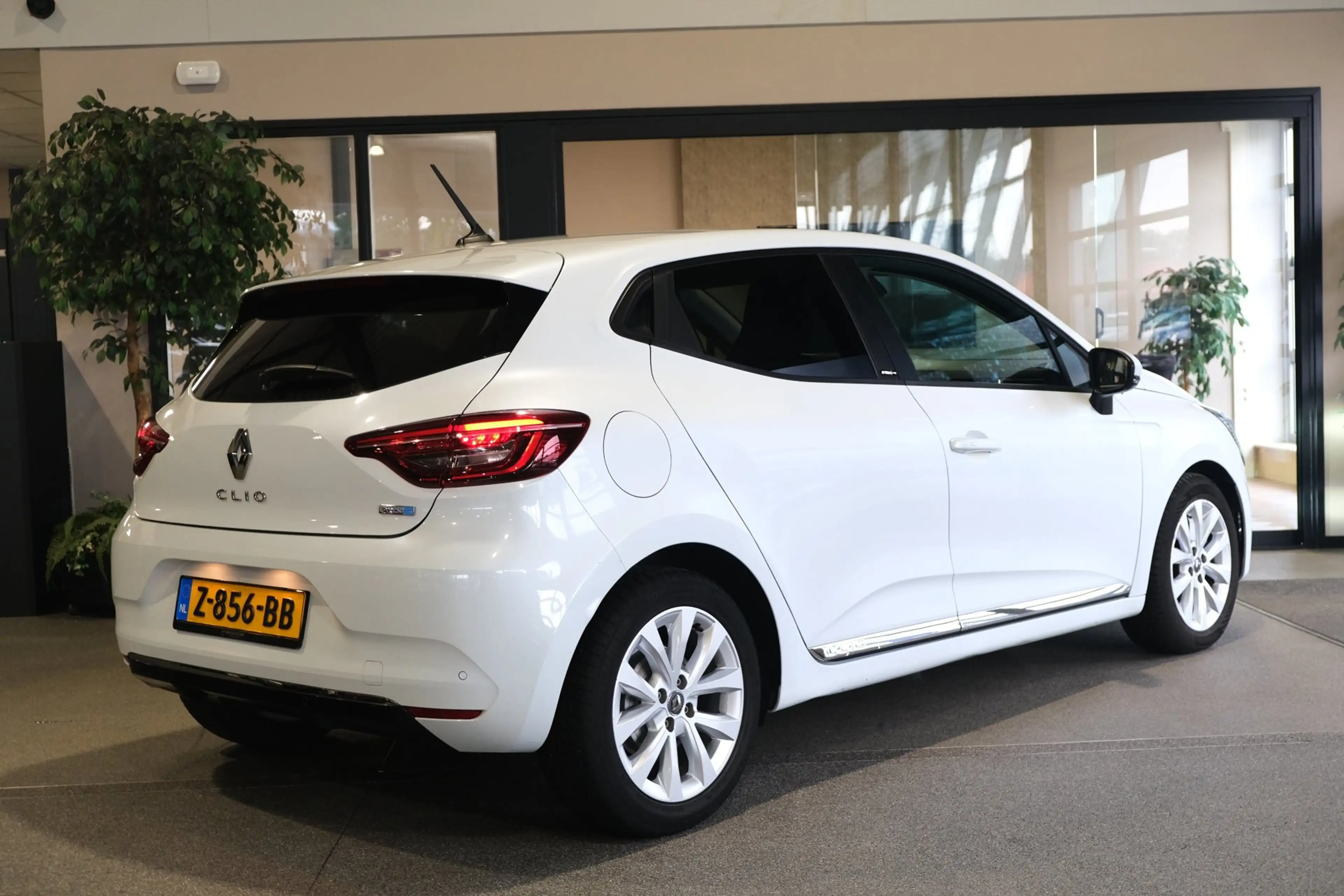 Renault Clio 1.6 E-Tech Hybrid 140 Zen Navi Cruise PDC — photo 7