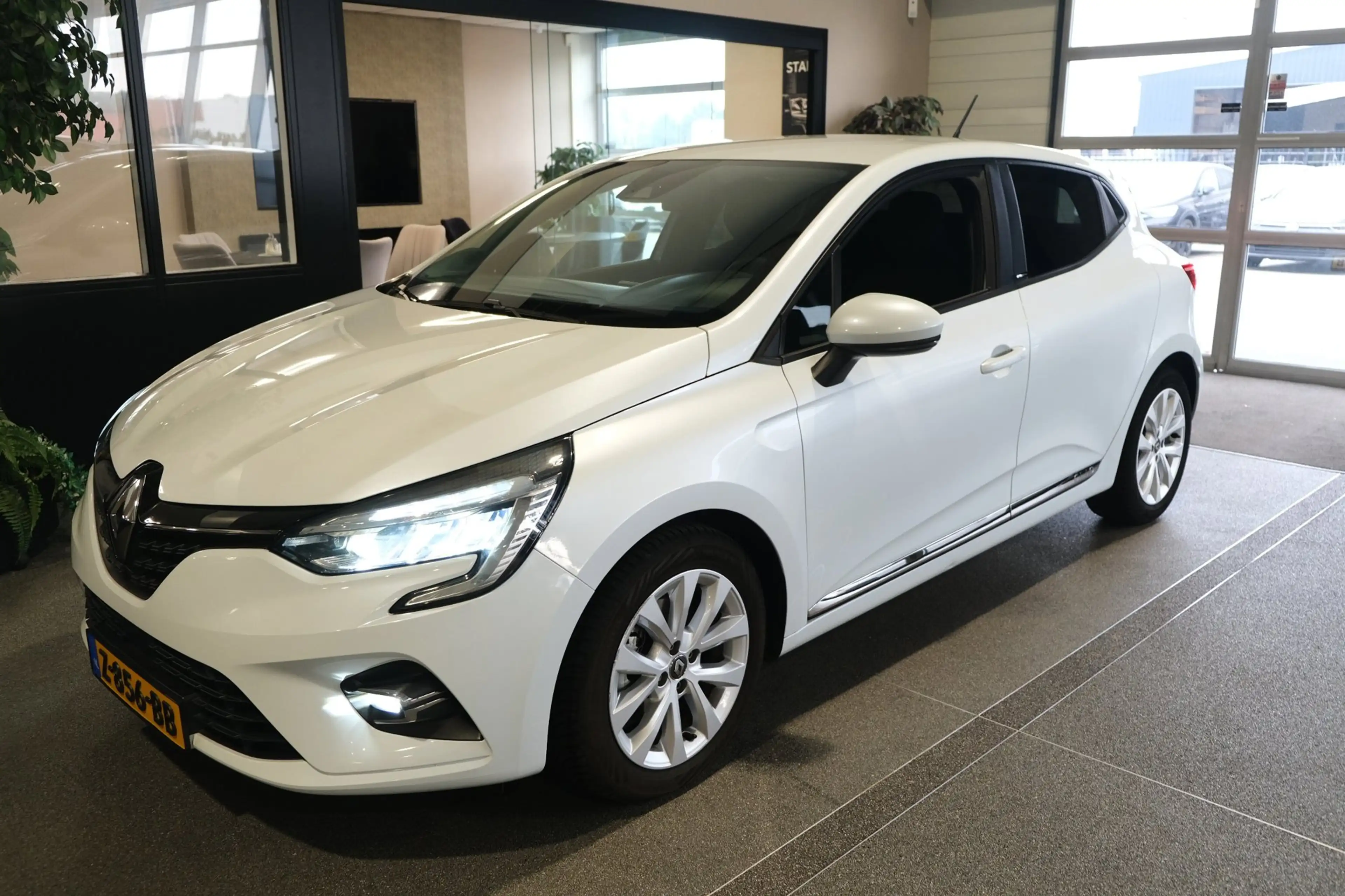 Renault Clio 1.6 E-Tech Hybrid 140 Zen Navi Cruise PDC — photo 9