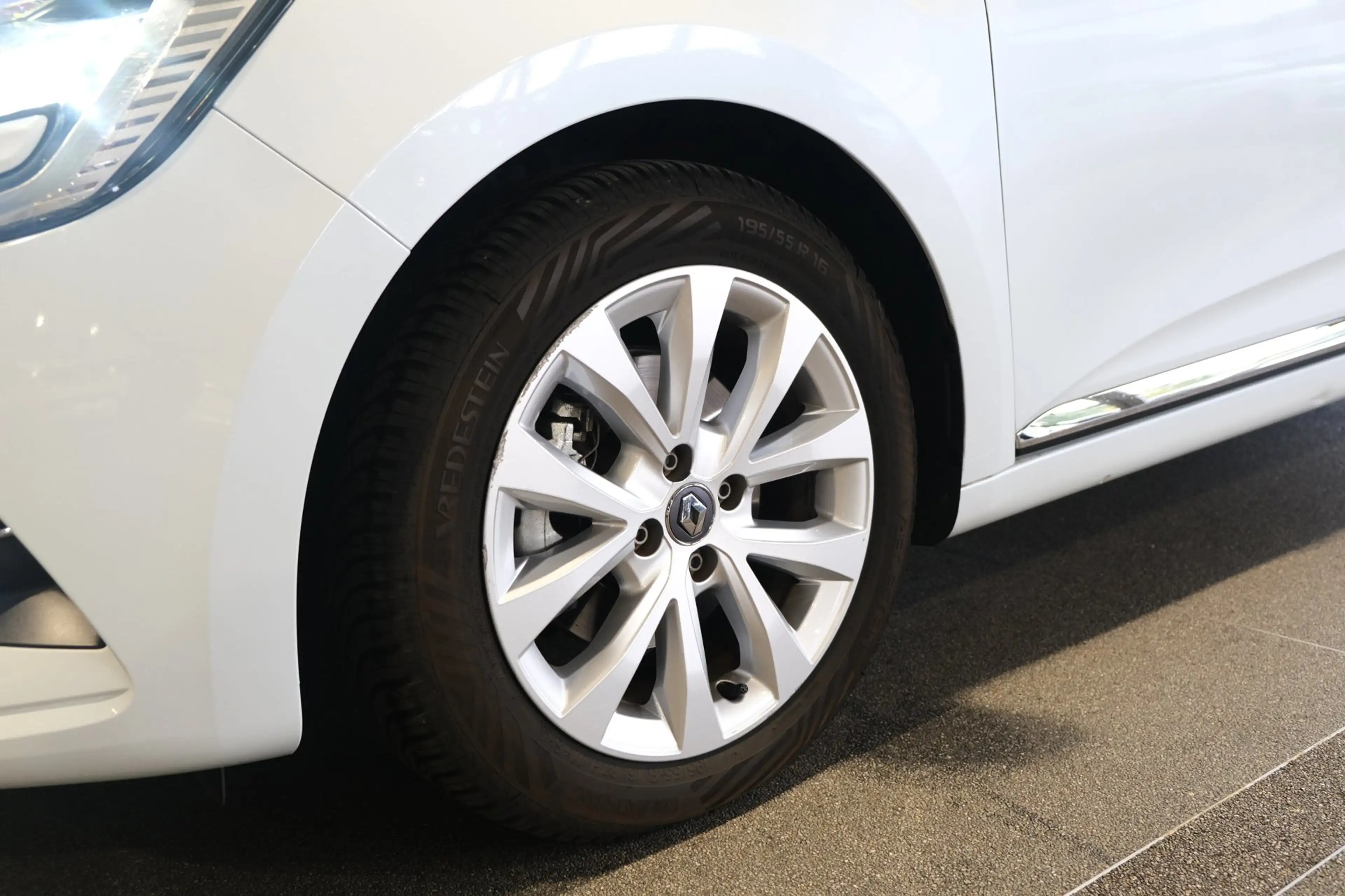 Renault Clio 1.6 E-Tech Hybrid 140 Zen Navi Cruise PDC — photo 11