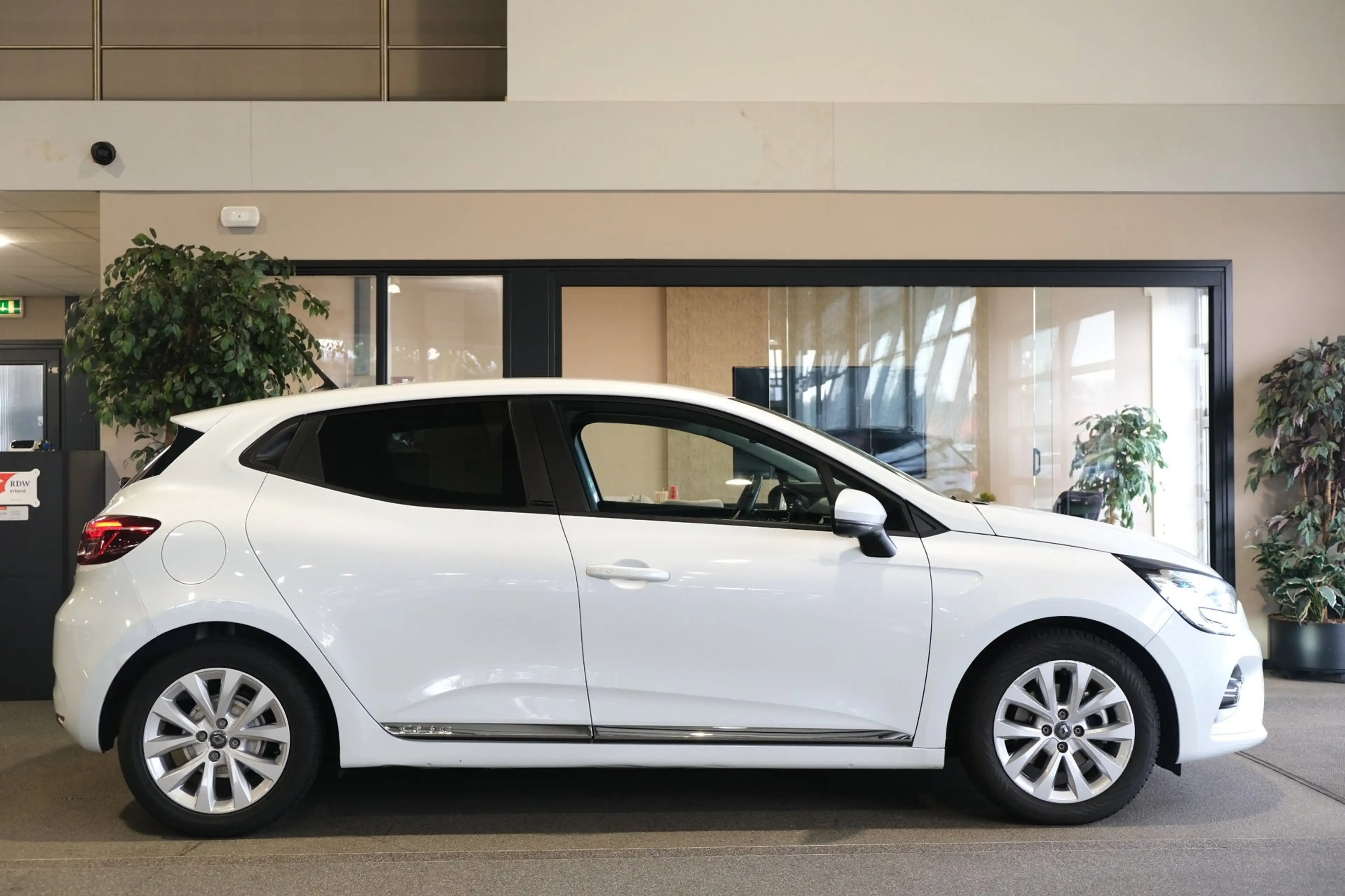 Renault Clio 1.6 E-Tech Hybrid 140 Zen Navi Cruise PDC — photo 6