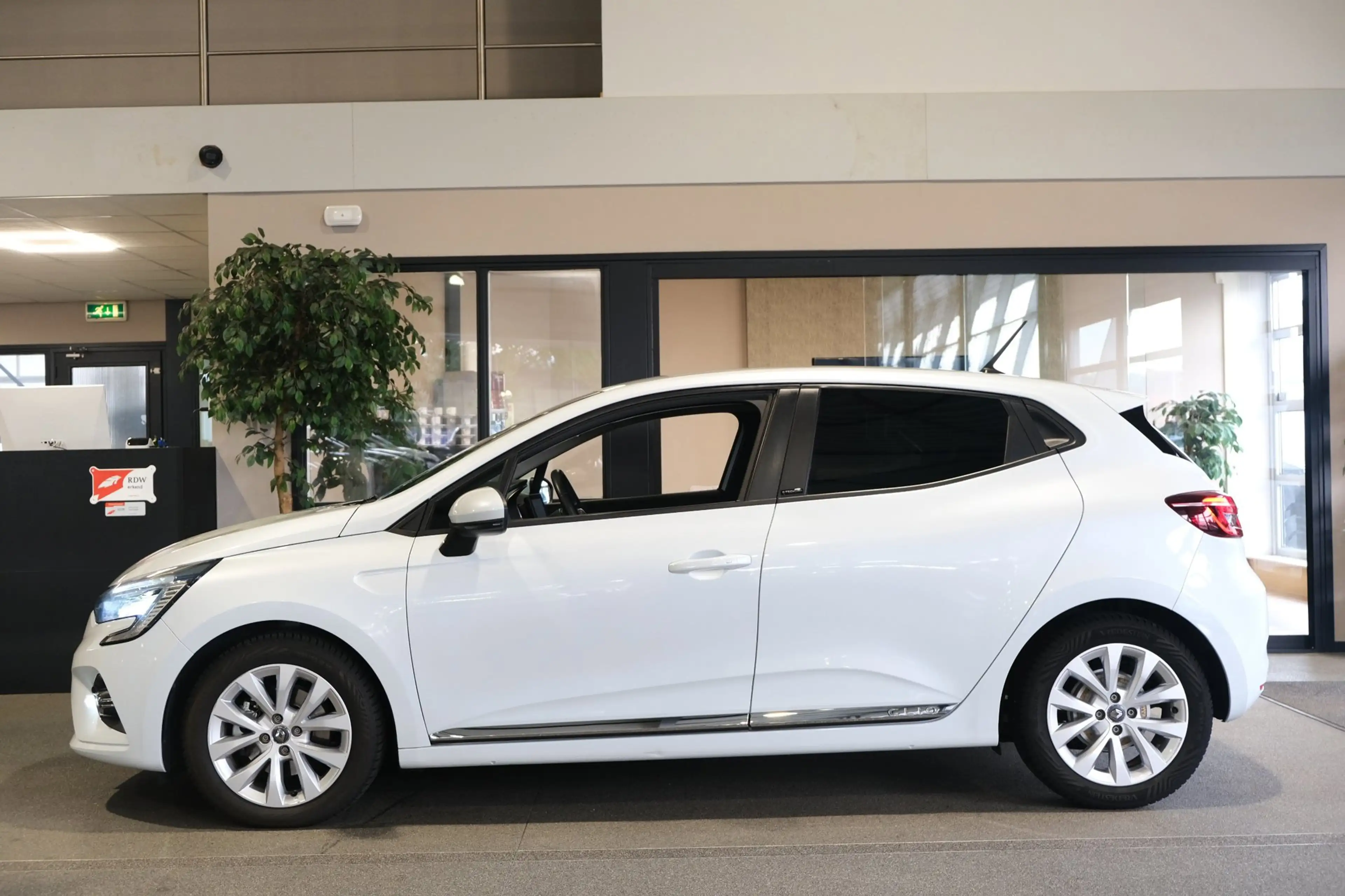 Renault Clio 1.6 E-Tech Hybrid 140 Zen Navi Cruise PDC — photo 8