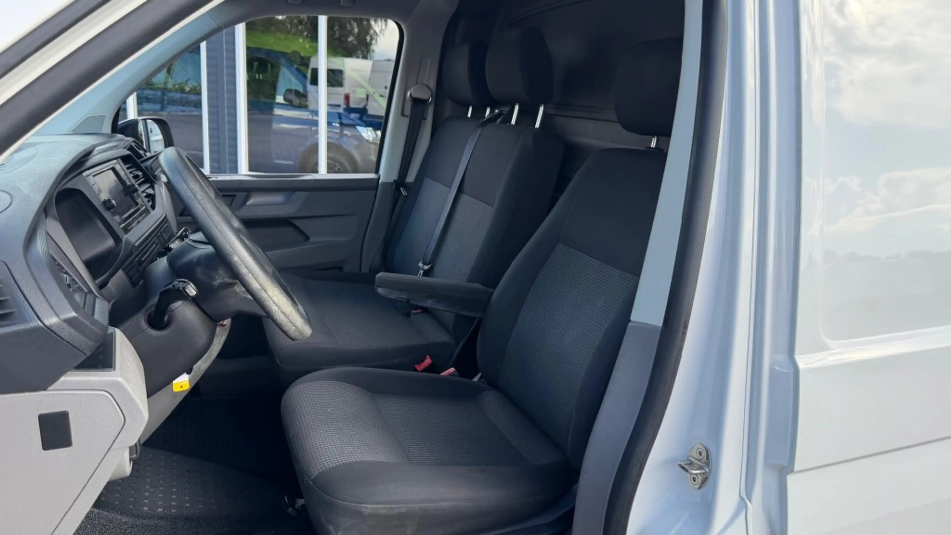 Volkswagen Transporter 2.0 TDI 81KW 110PK L2H1 EURO 6 AIRCO/ CRUISE CONTR — photo 17