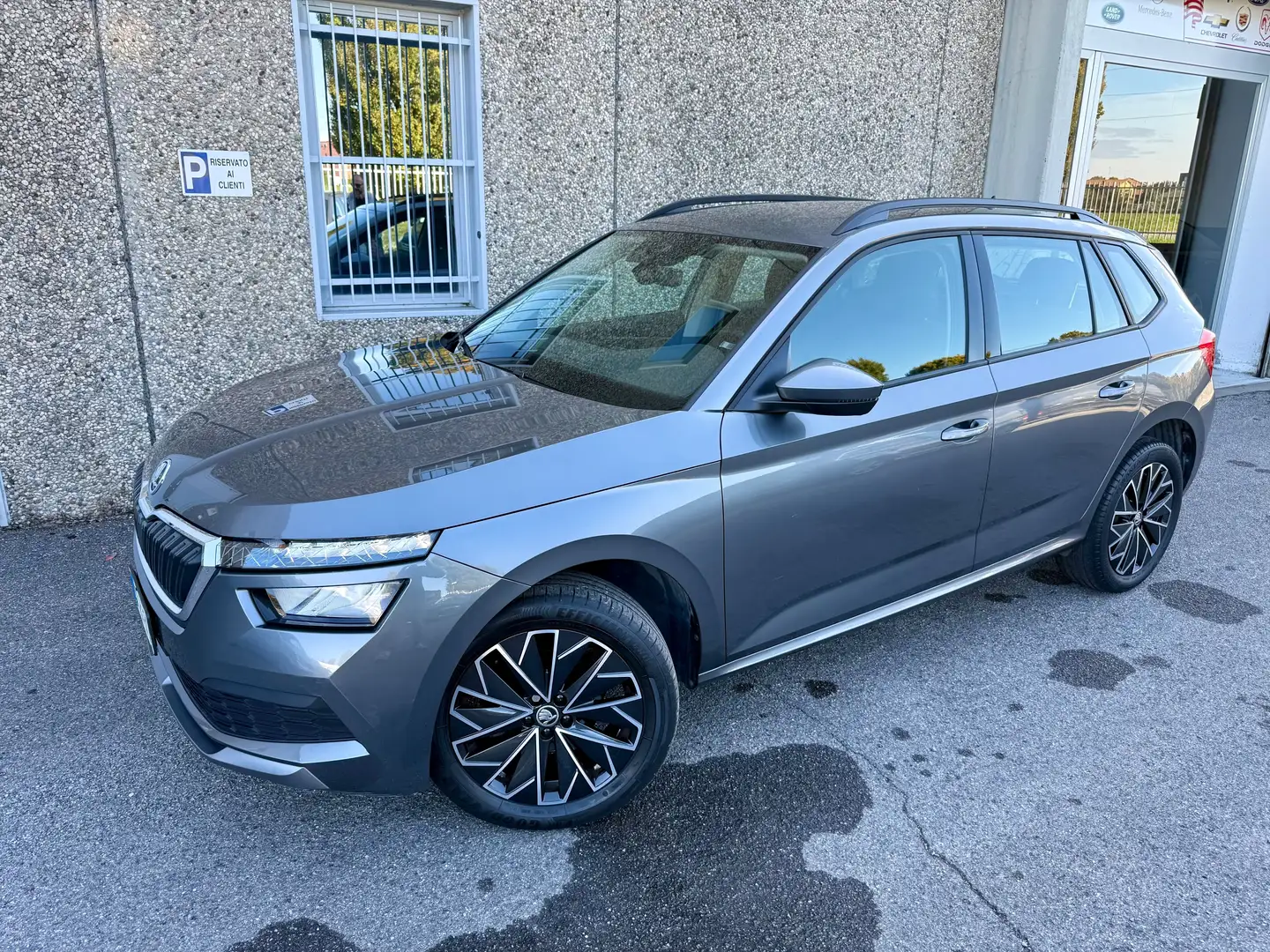 Skoda Kamiq 1.0 tsi Ambition 95cv "RADAR"CARPLAY" Gris - 1