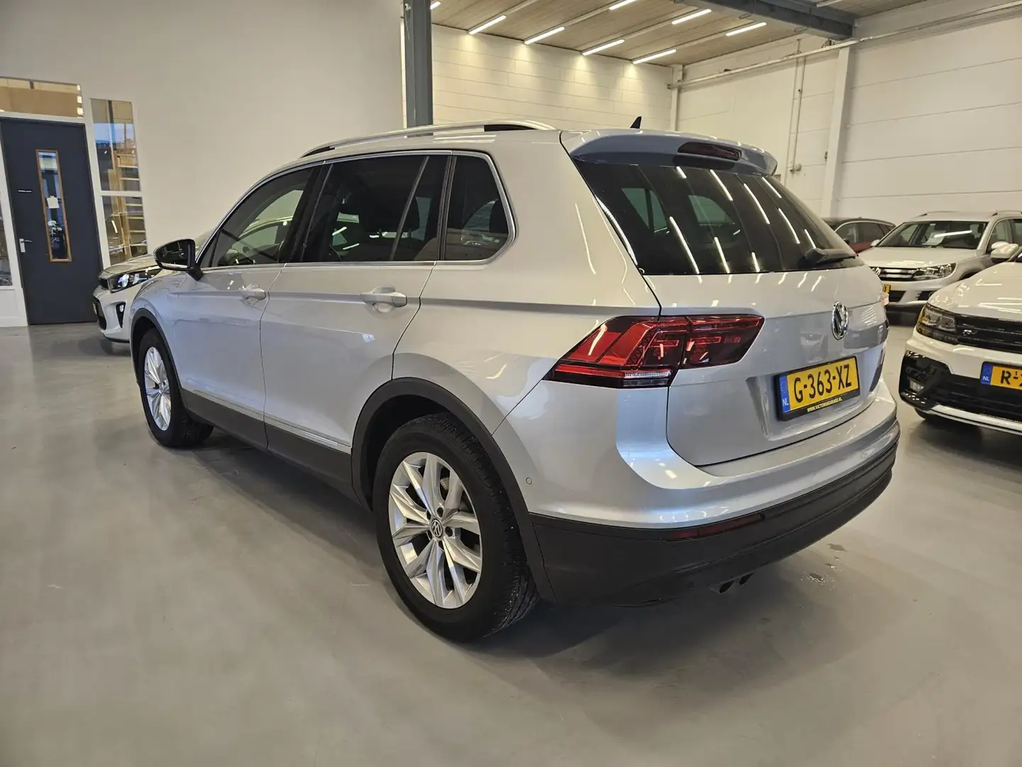 Volkswagen Tiguan 1.5 TSI ACT Comfortline Business Gris - 2