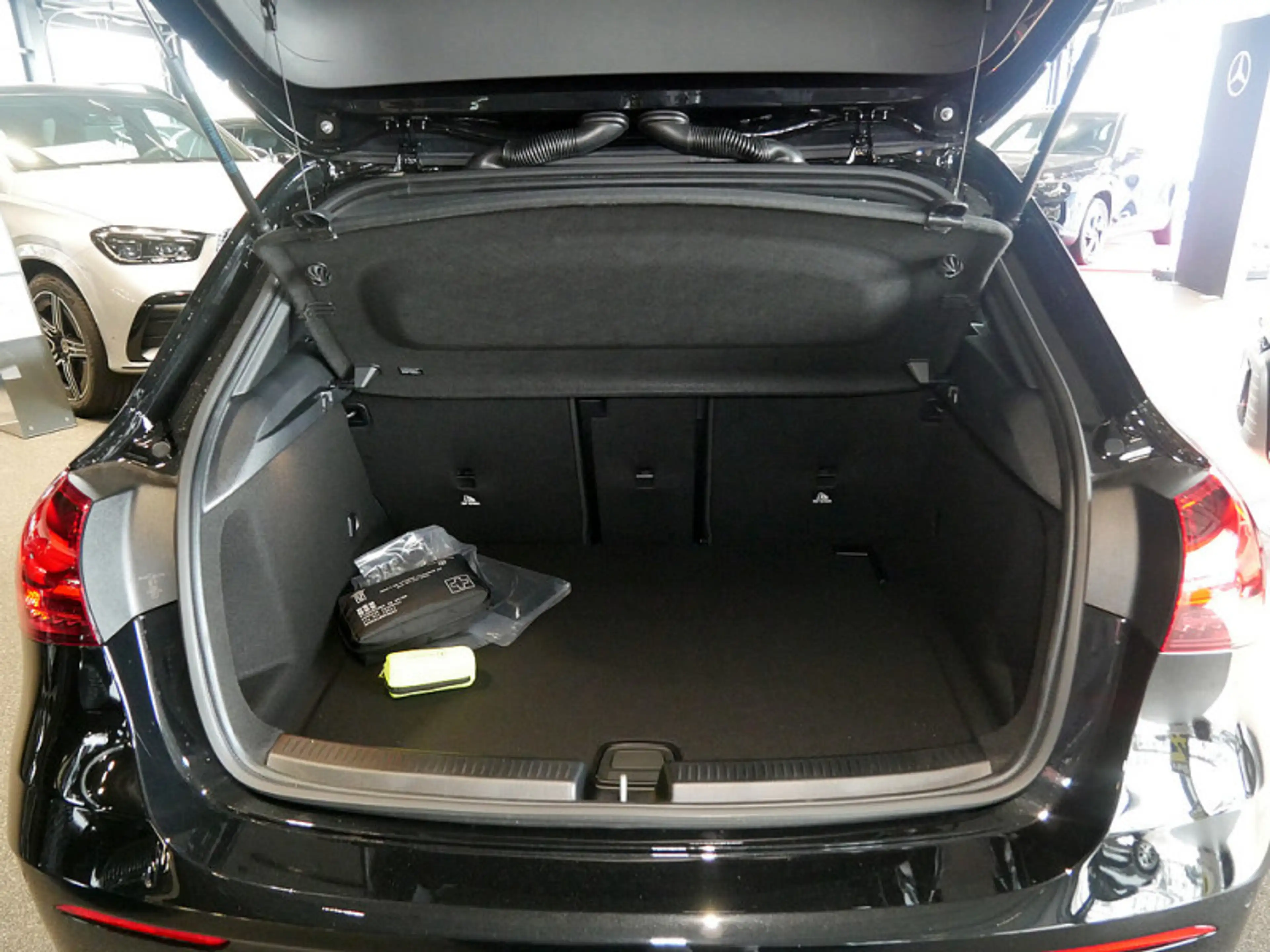 Mercedes-Benz A 220 d AMG NIGHT MULTI 360 DISTR KAMERA PANO — photo 11