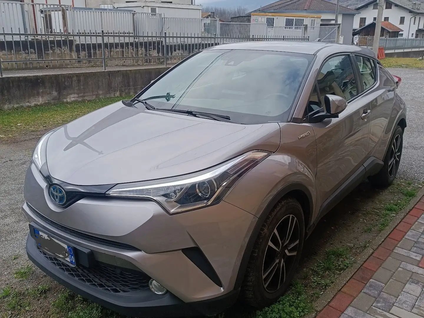 Toyota C-HR Gümüş rengi - 2