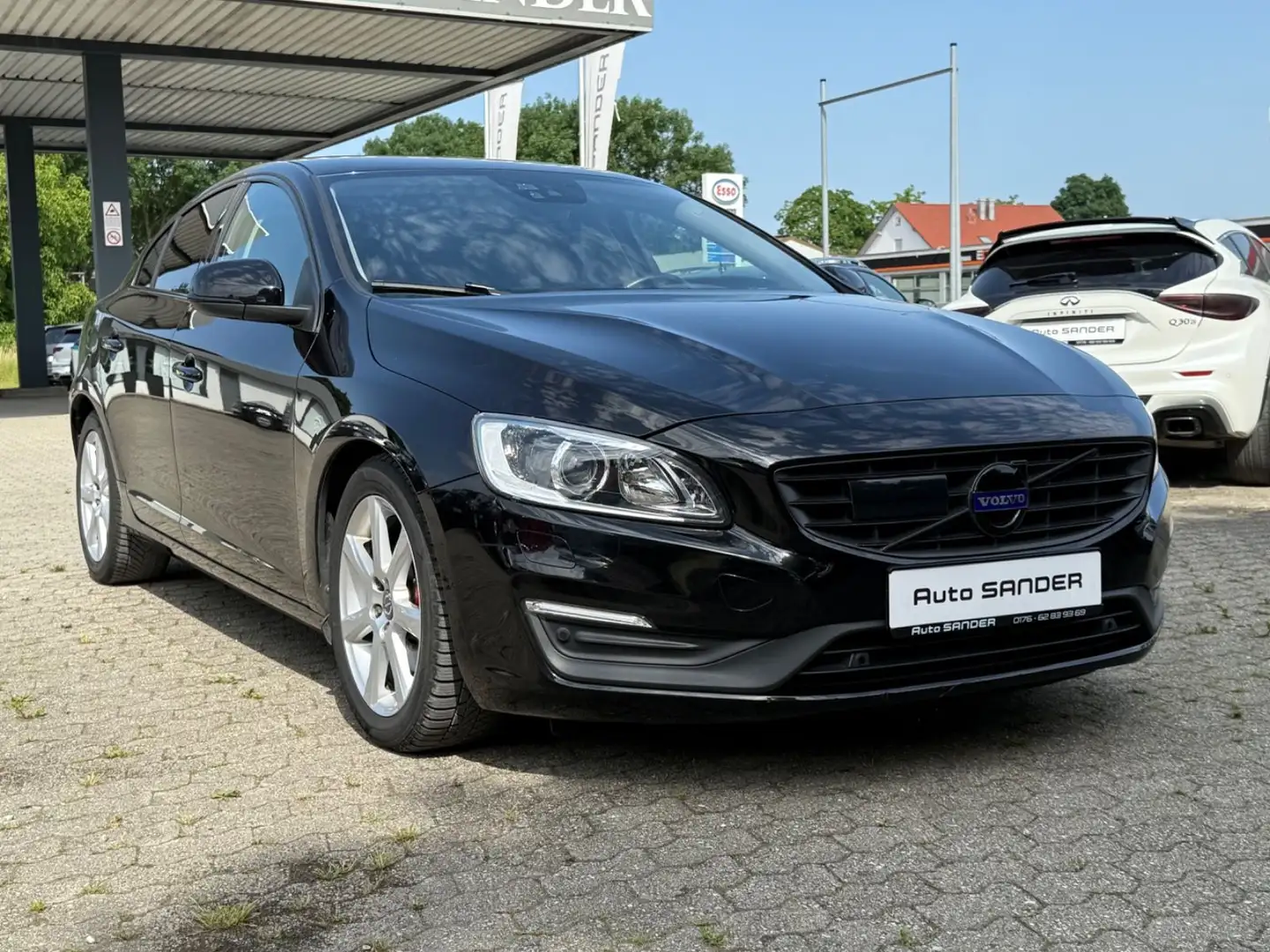 Volvo S60 Lim. Momentum AUTOMATIK LEDER XENON AHK Schwarz - 1