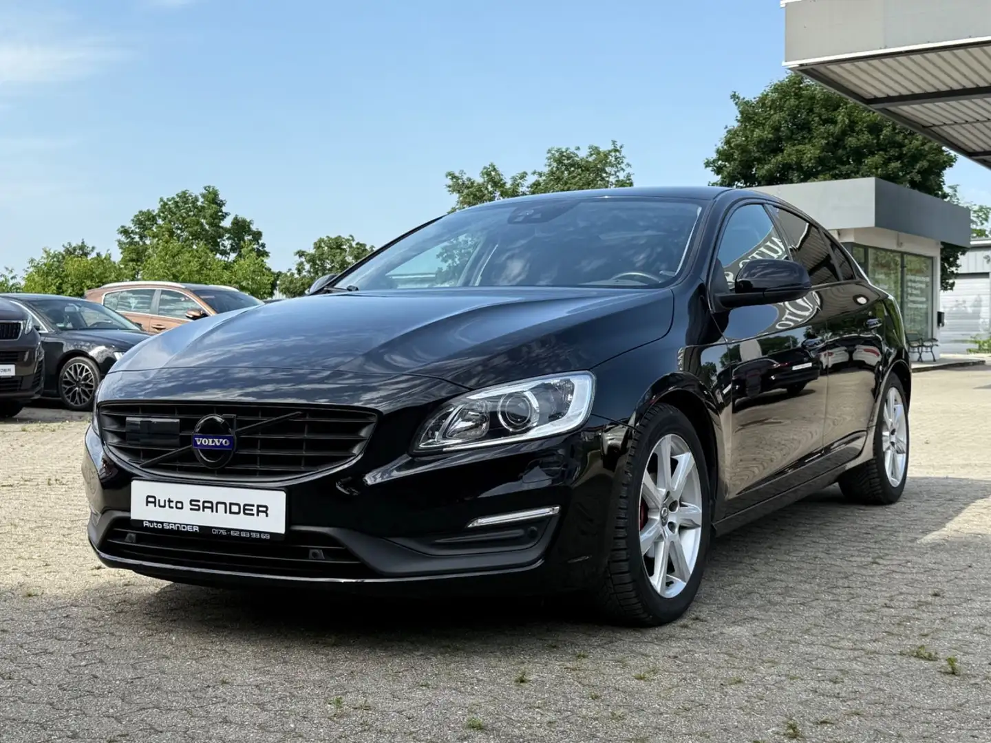 Volvo S60 Lim. Momentum AUTOMATIK LEDER XENON AHK Schwarz - 2