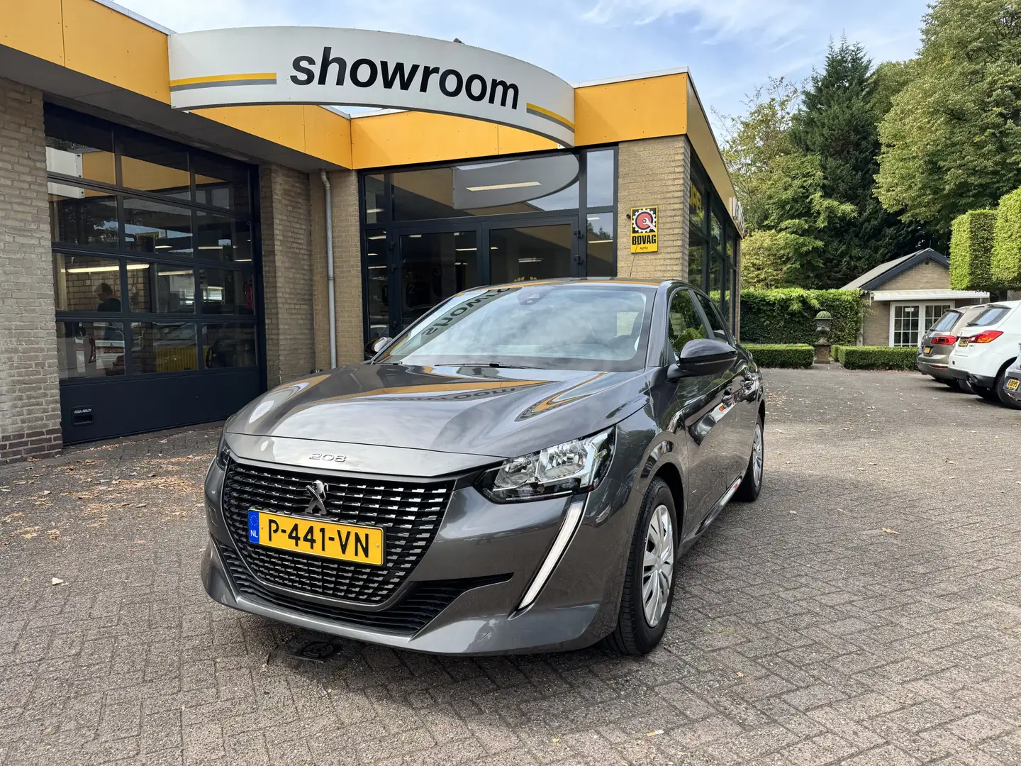 Peugeot 208 1.2 PureTech Active Navi Airco Carplay Grau - 1