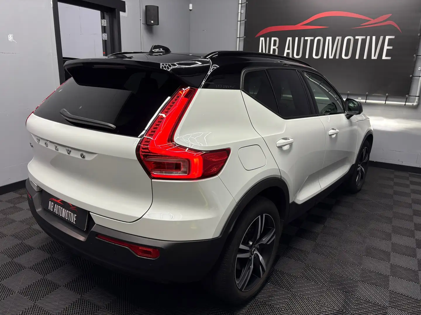 Volvo XC40 1.5 T4 Recharge R-Design Expression Weiß - 2