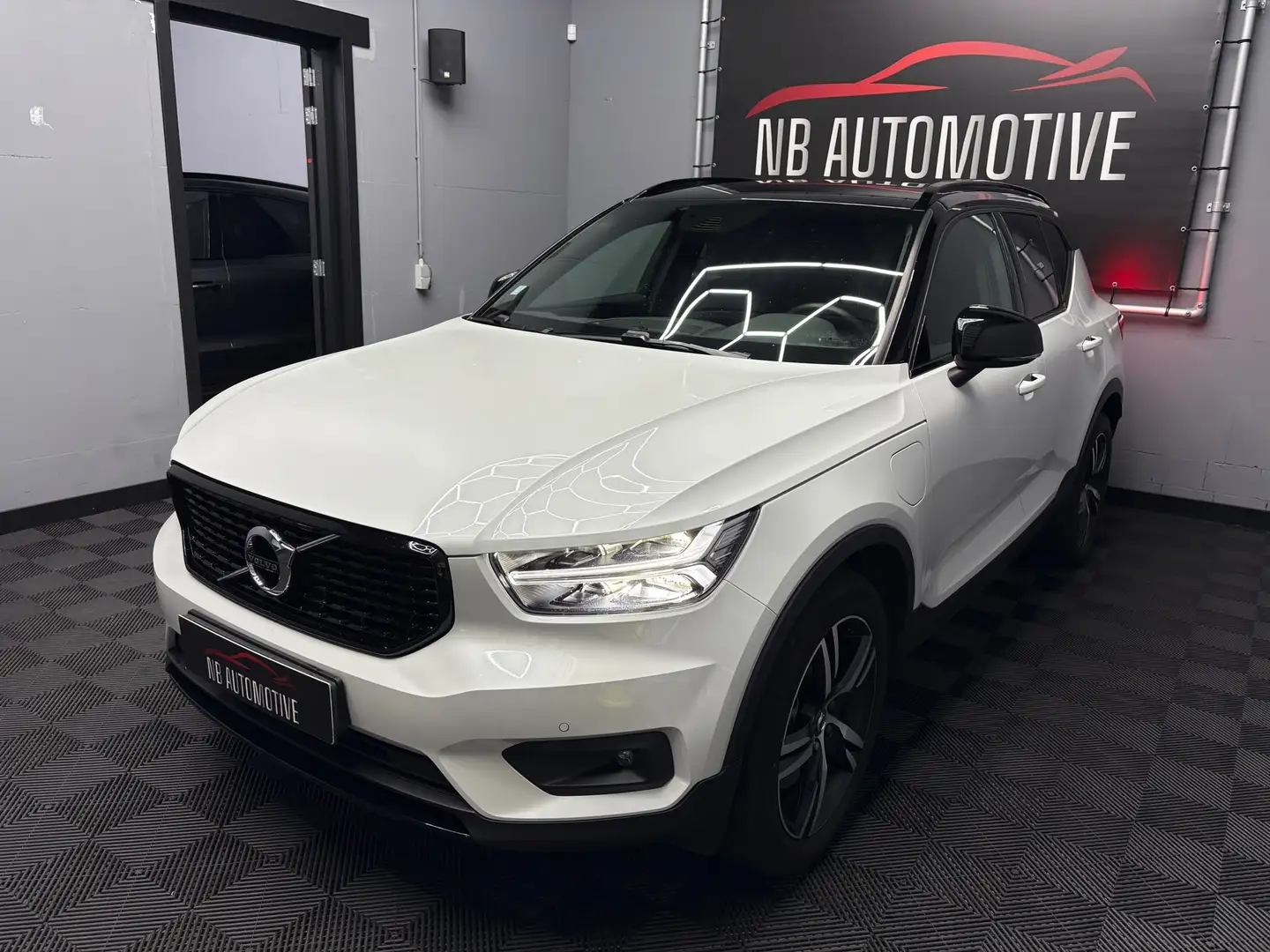 Volvo XC40 1.5 T4 Recharge R-Design Expression Weiß - 1