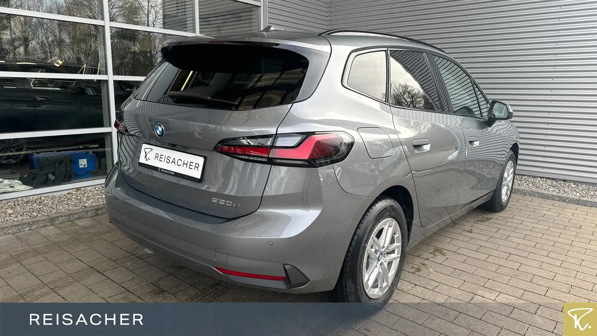 BMW 225 e A xDrive Active Tourer AHK,DA+ Grijs - 2