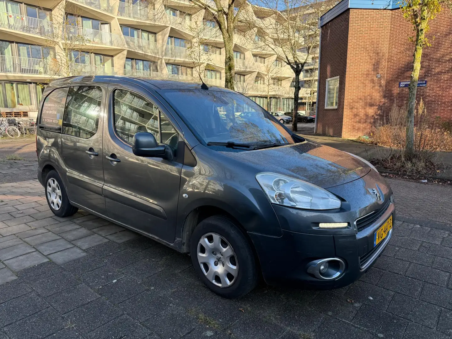 Peugeot Partner 120 1.6 e-HDI Navteq 2Tronic Automaat 1-Eigenaar Grijs - 1