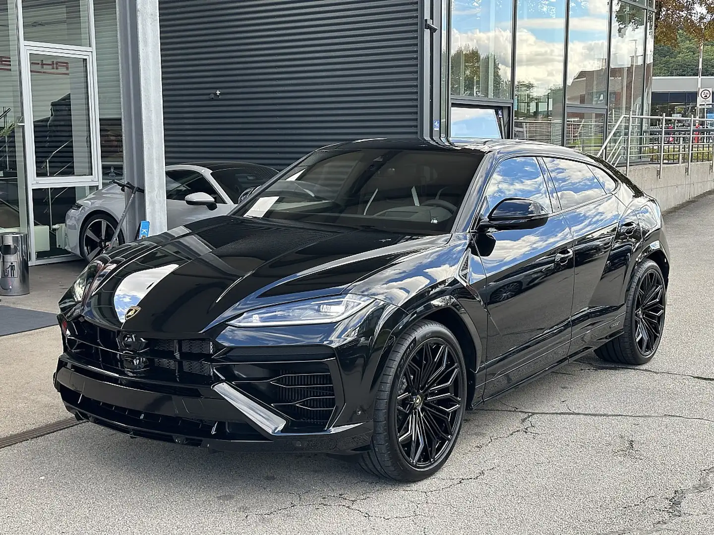 Lamborghini Urus URUS SE / AHK / Fond Entertainment / Pano / 23" Negro - 1