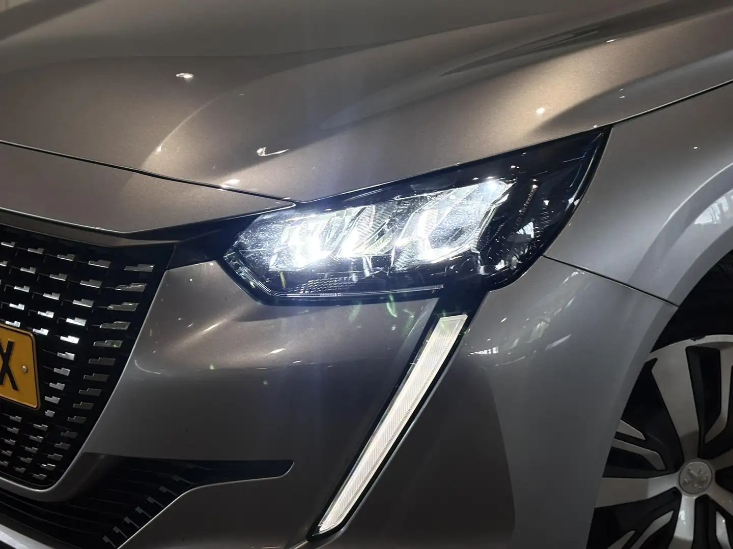 Peugeot 208 Blue Lease Active 1.2 75pk | NAVI | PARKEERHULP | Grau - 2