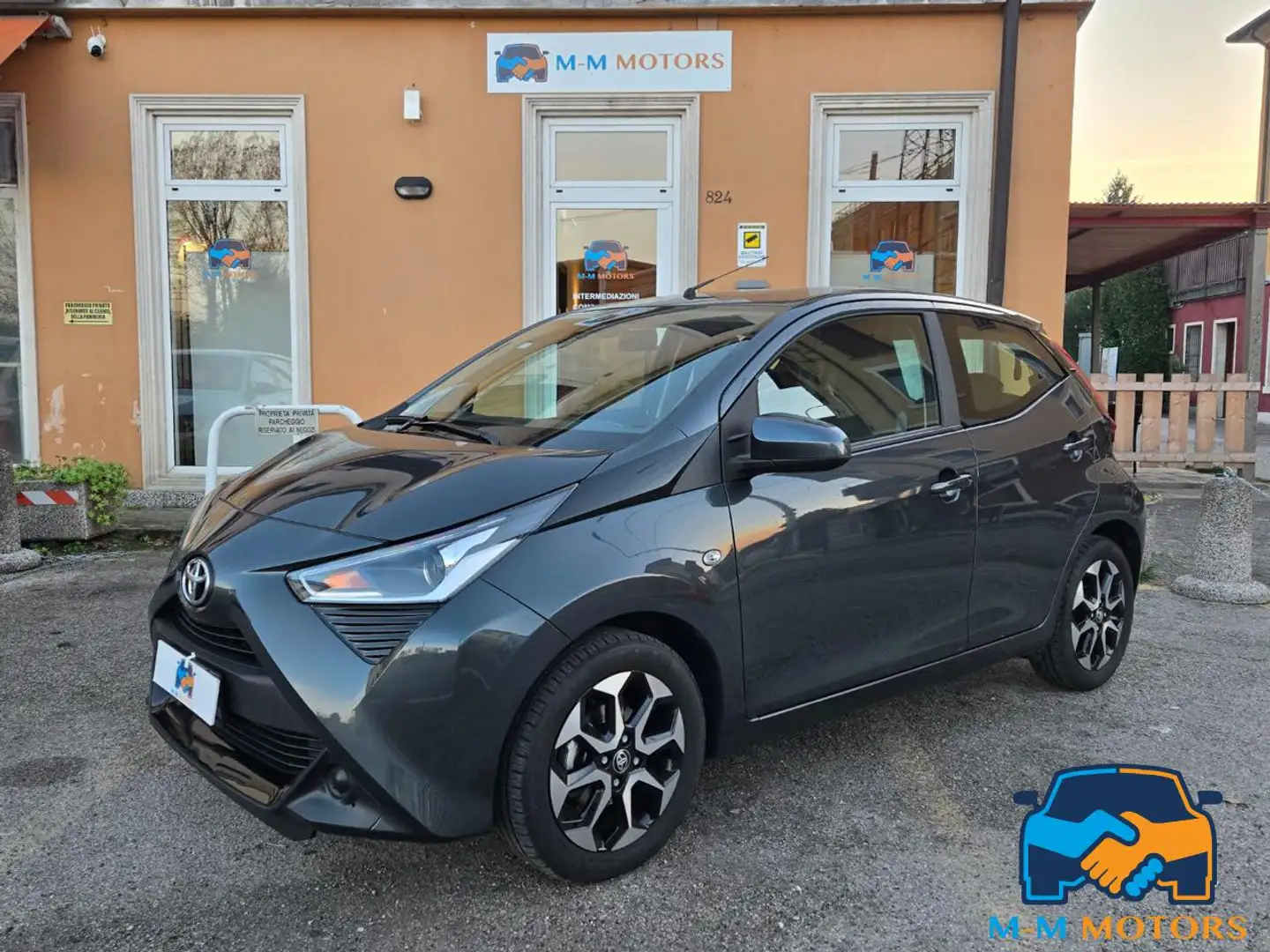 Toyota Aygo Connect 1.0 VVT-i 72 CV 5 porte x-fun Grigio - 1