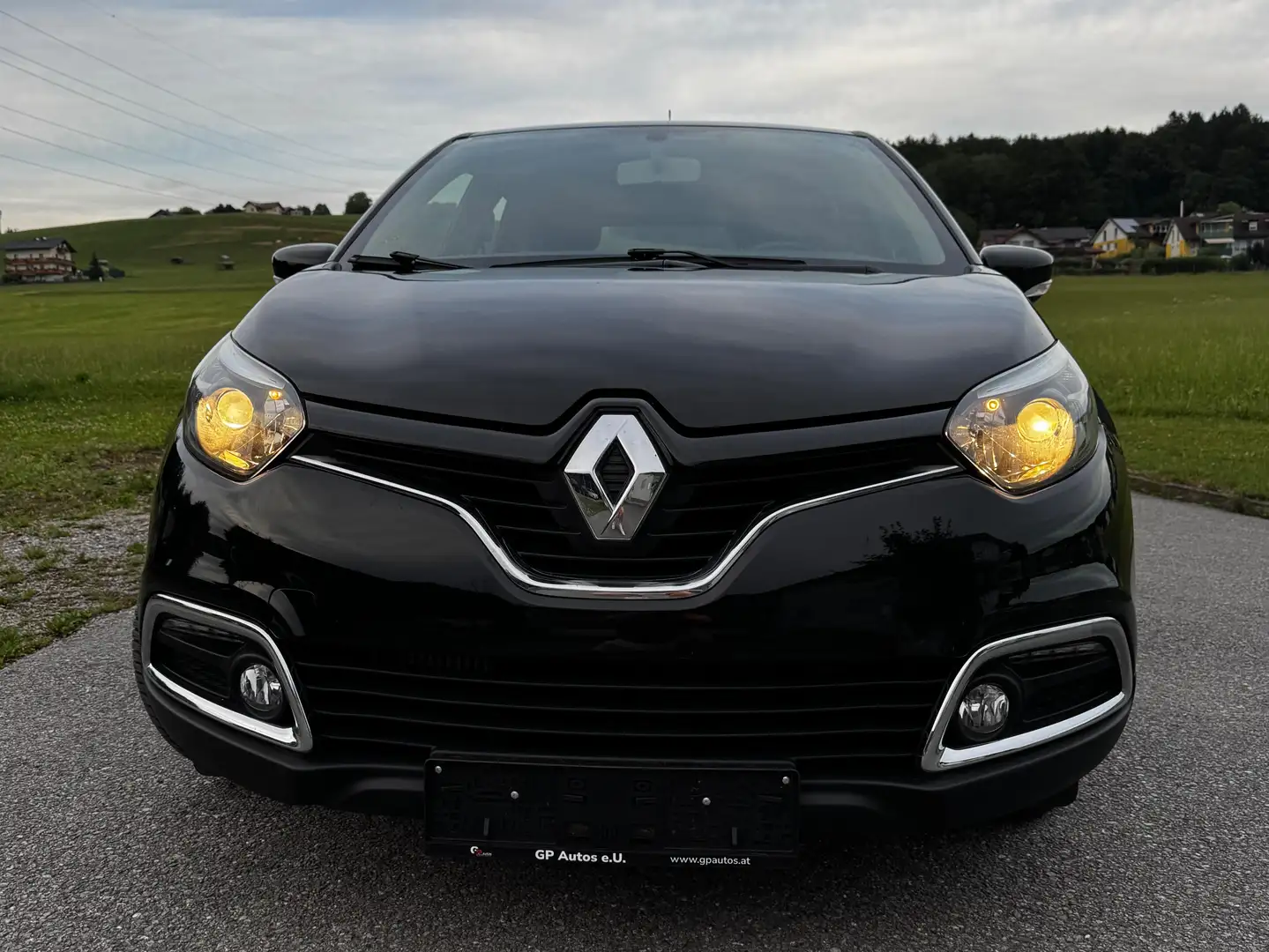 Renault Captur 1,0 - jährliche Service bei Renault, neuwertig. Schwarz - 2