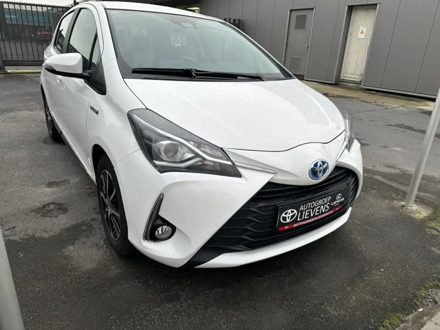 Toyota Yaris 1.5 HYBRIDE ICONIC Blanc - 2