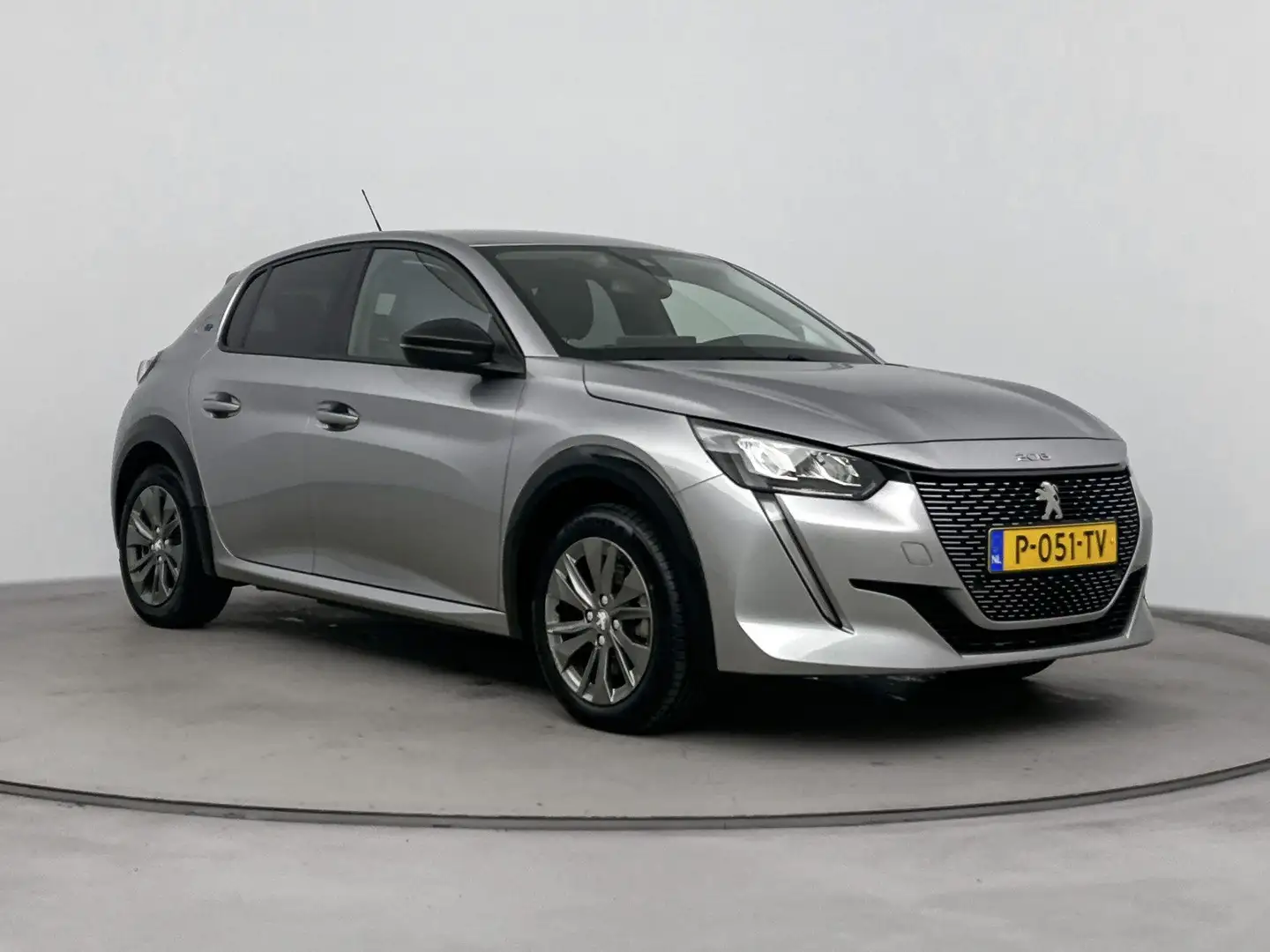 Peugeot e-208 EV Allure Pack 50 kWh | Navigatie | Cruise control Grijs - 2