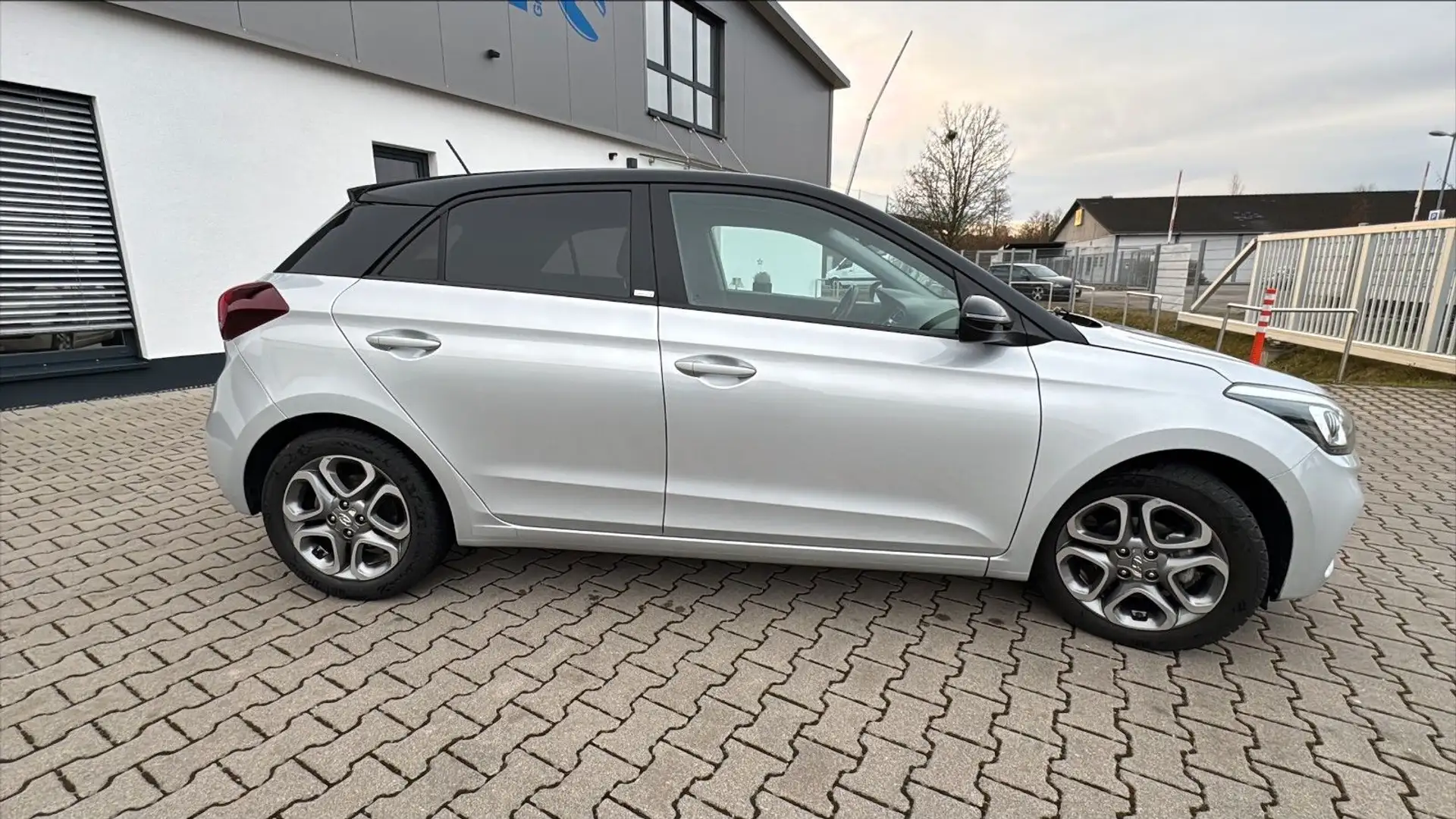 Hyundai i20 Advantage + Schwarz - 1