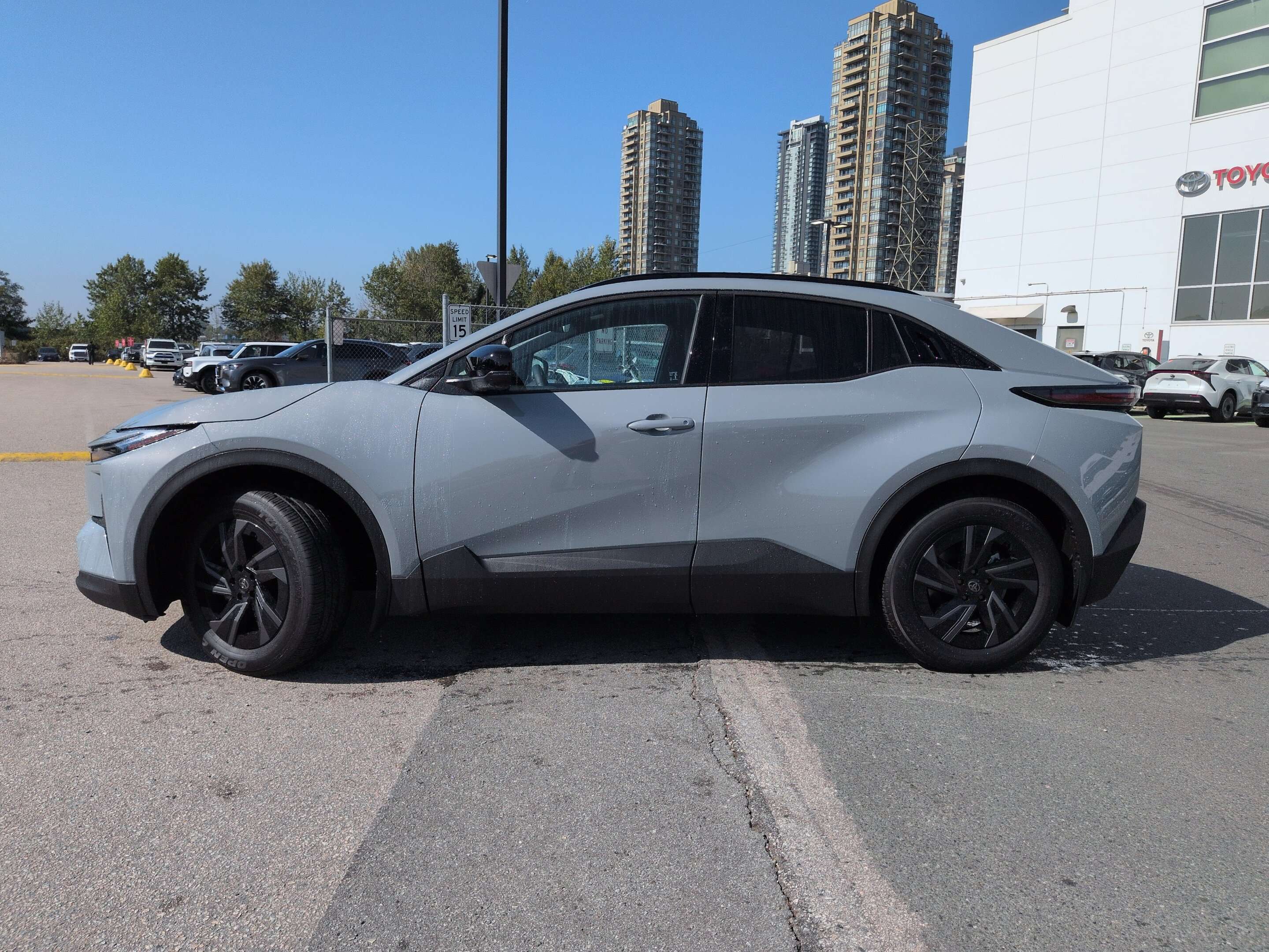 2026 Toyota C-HR XSE AWD - Rare, Local, Like-New, No Accidents! — снимка 3
