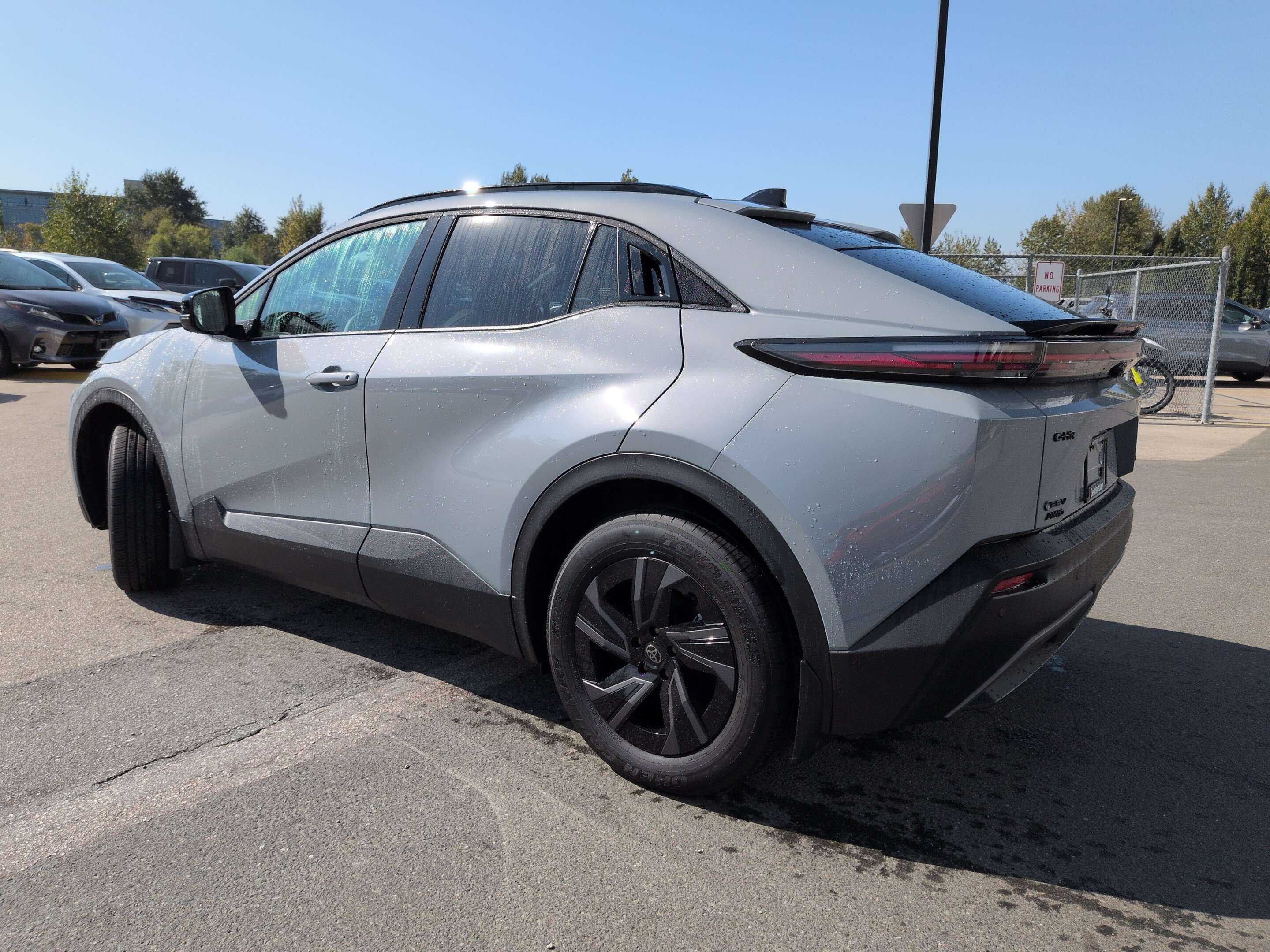 2026 Toyota C-HR XSE AWD - Rare, Local, Like-New, No Accidents! — снимка 4