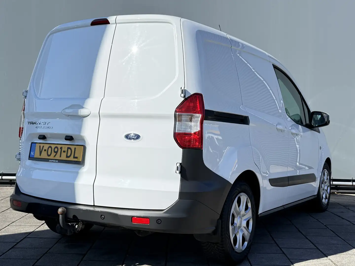 Ford Transit Courier BWJ 2017 | 1.5 TDCI 75PK Trend | AIRCO | TREKHAAK Wit - 2