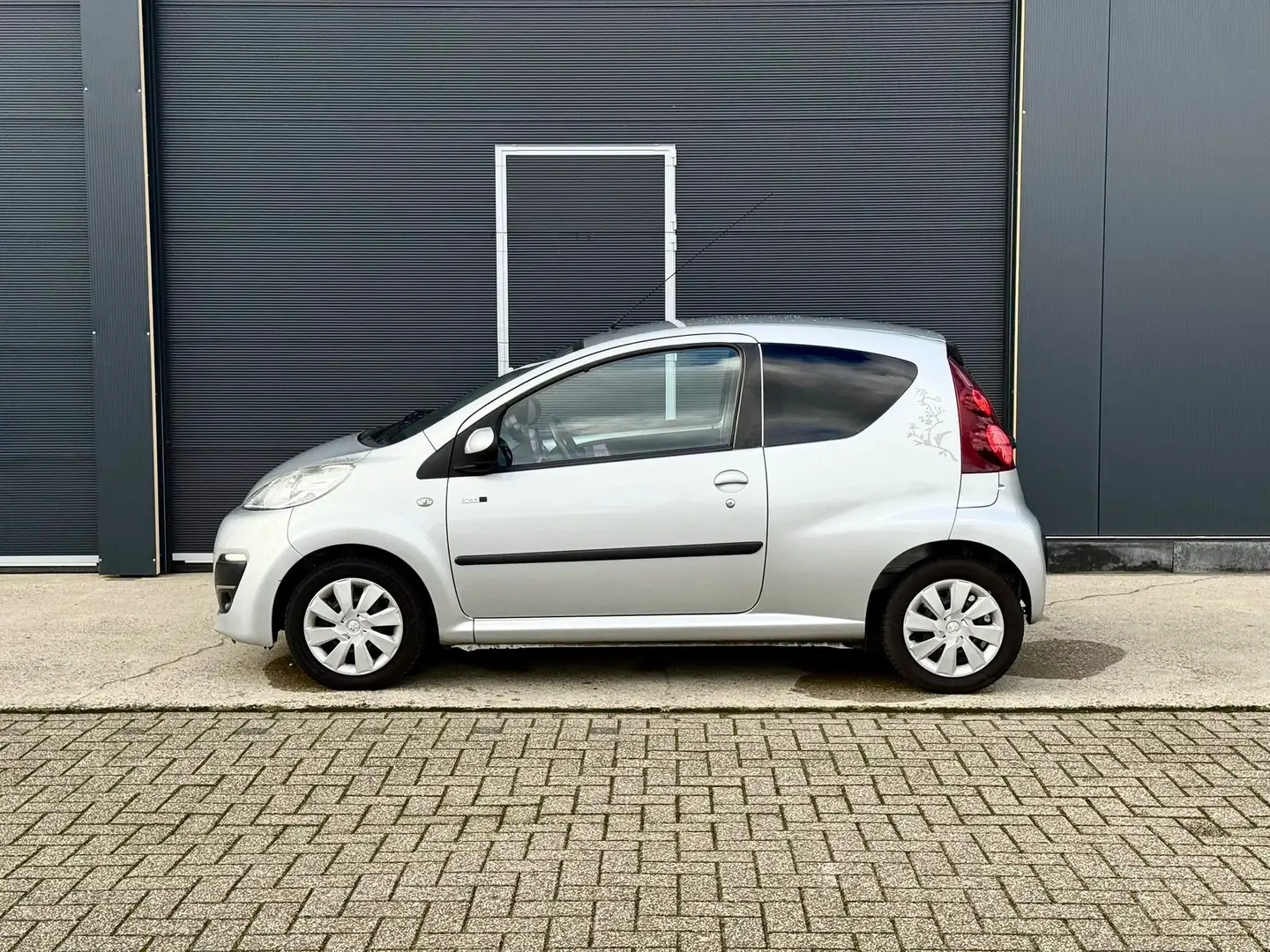 Peugeot 107 1.0 Active Vogue Sweet Purple Edition Grijs - 2
