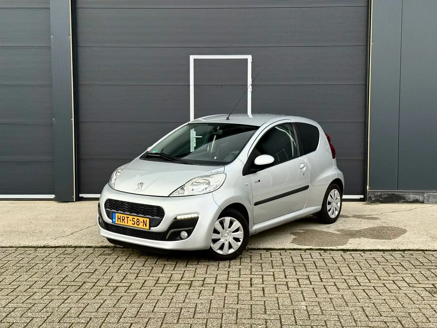 Peugeot 107 1.0 Active Vogue Sweet Purple Edition Grijs - 1