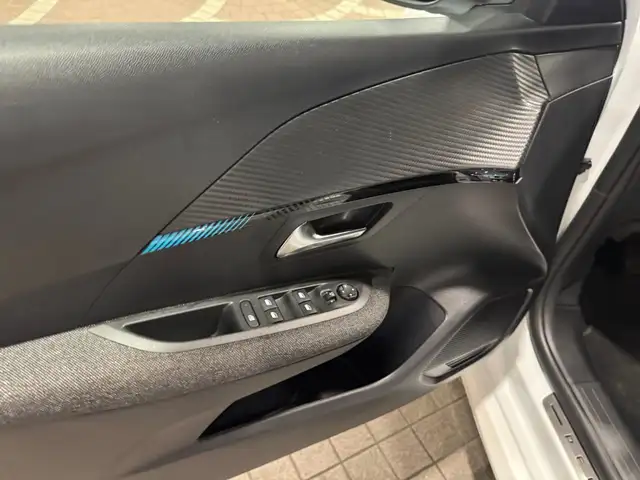 Peugeot 208 view 9