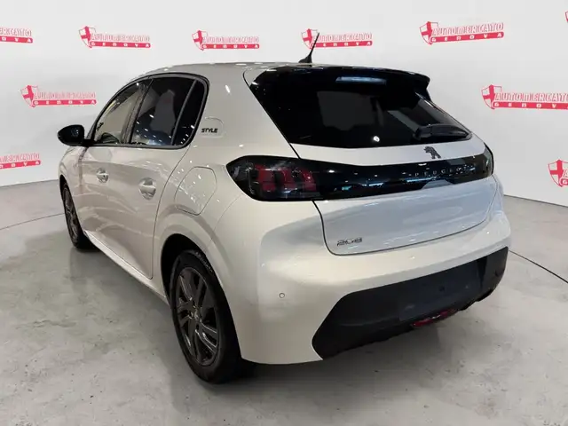 Peugeot 208 view 2