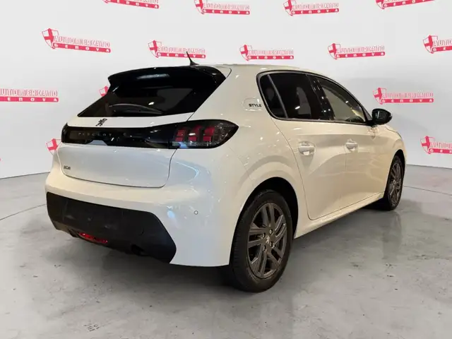Peugeot 208 view 4
