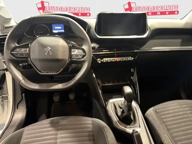 Peugeot 208 view 10