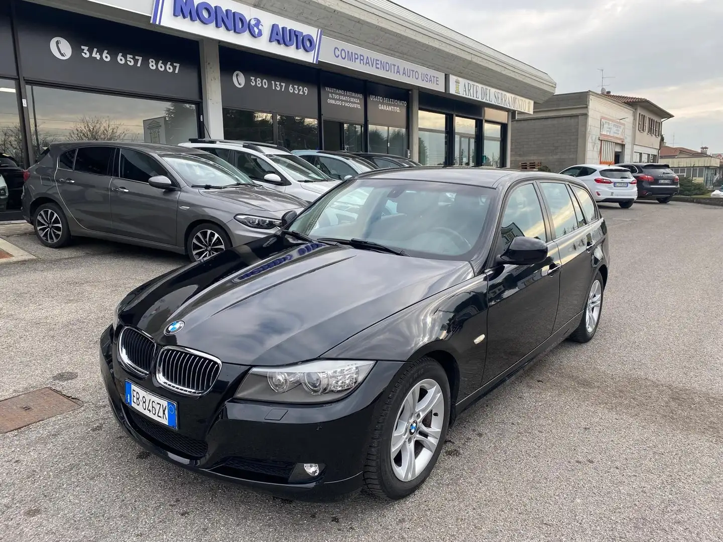 BMW 320 320d Touring Attiva FL Zwart - 1