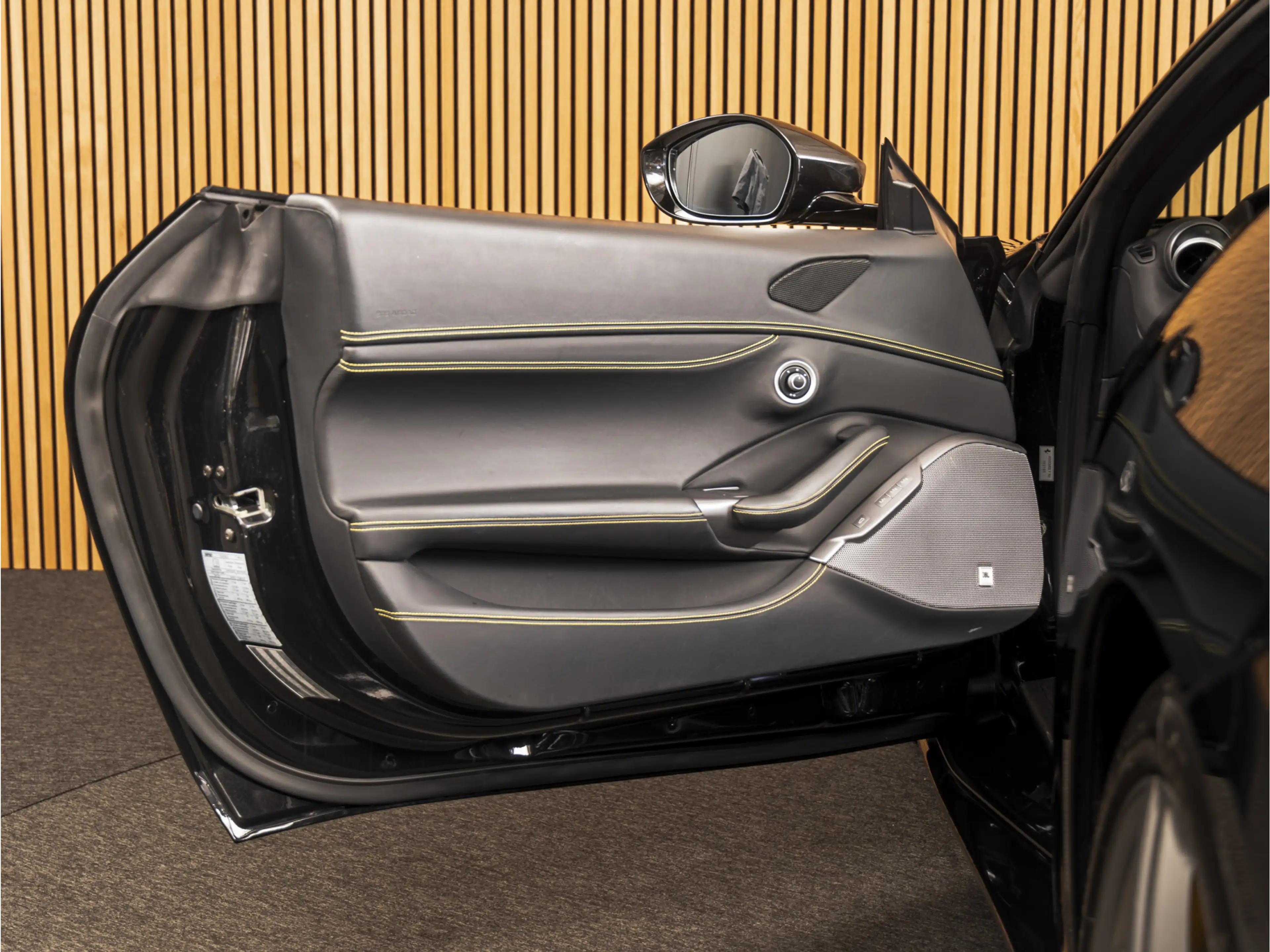 Ferrari Portofino 3.9 V8 HELE CARBON INTERIOR | JBL | PASSENGER DISP — photo 17