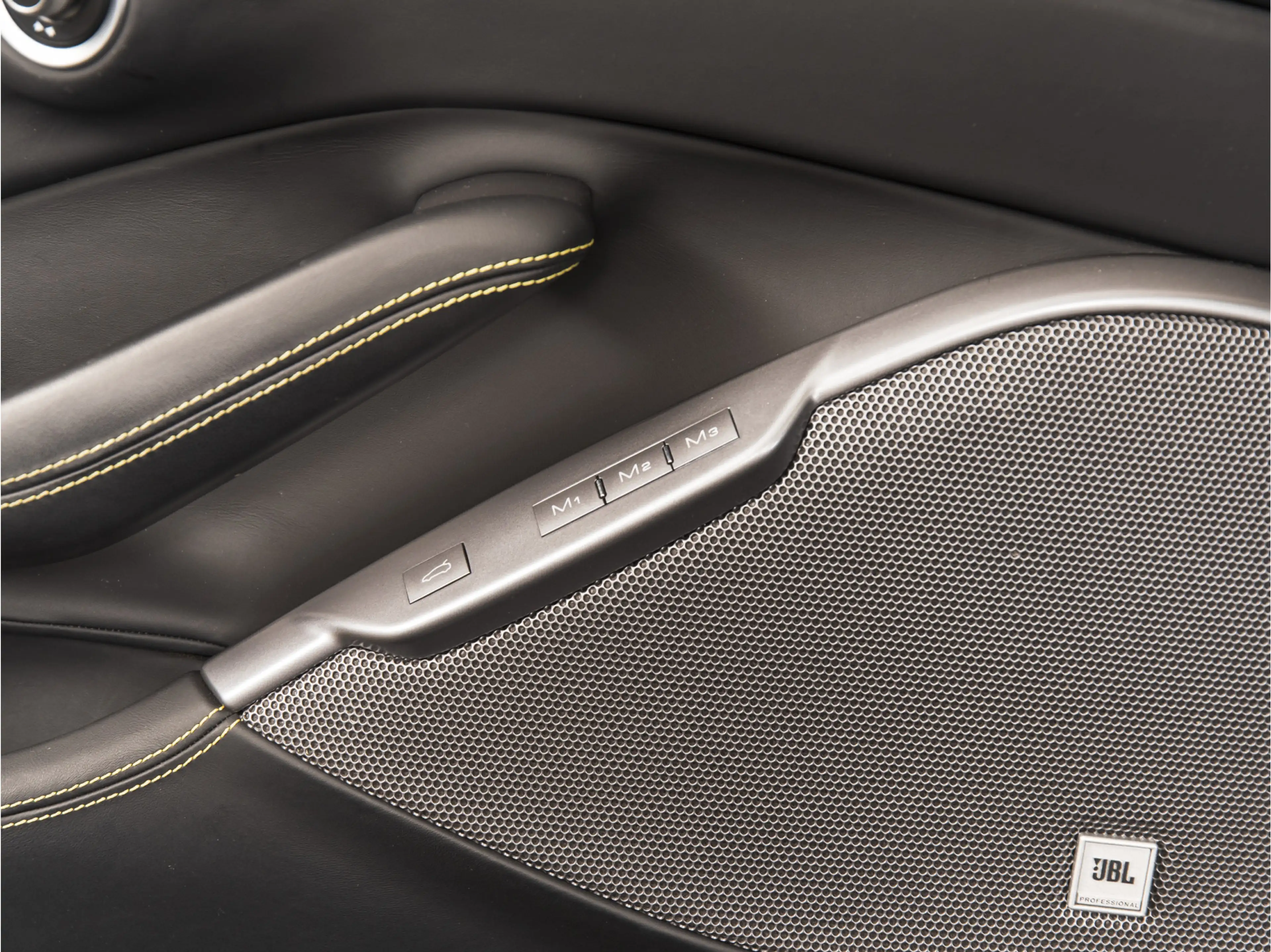 Ferrari Portofino 3.9 V8 HELE CARBON INTERIOR | JBL | PASSENGER DISP — photo 18
