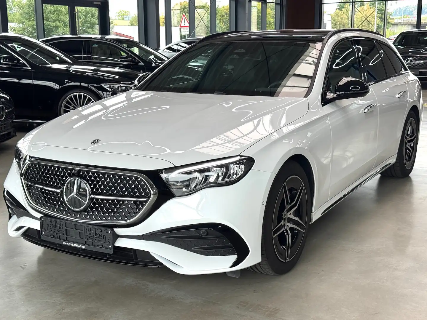 Mercedes-Benz E 300 de T 4M AMG Advanced Pano Night KEYLESS-GO Kamera Weiß - 1