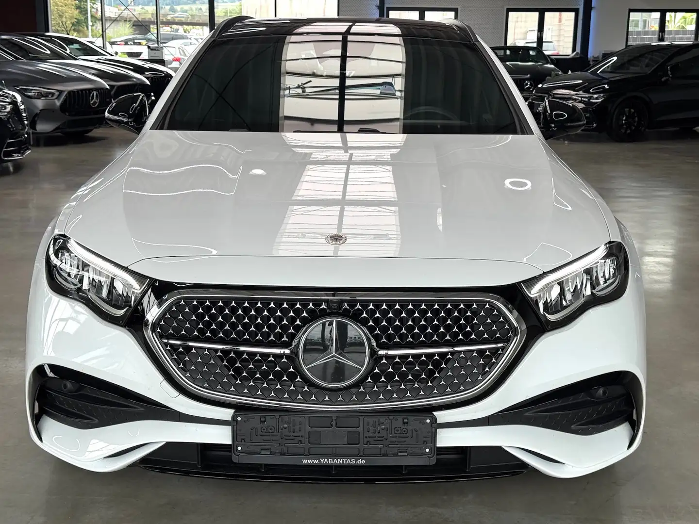 Mercedes-Benz E 300 de T 4M AMG Advanced Pano Night KEYLESS-GO Kamera Weiß - 2