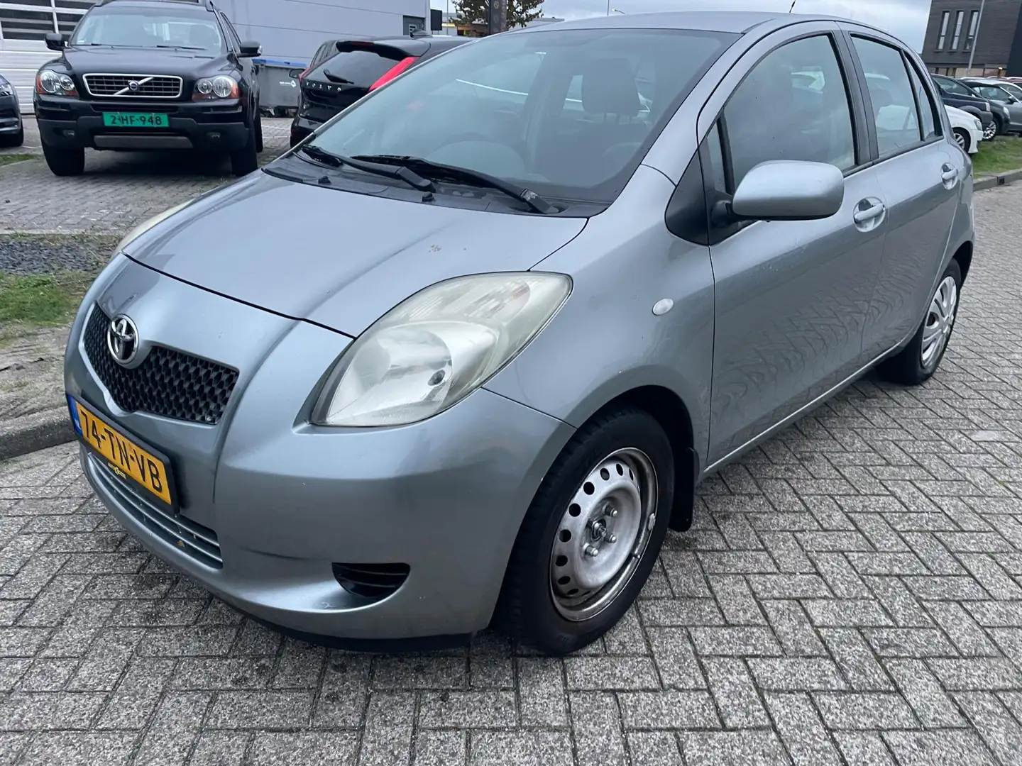Toyota Yaris 1.3 VVTi Sol MMT Garantie NAP AIRCO Grijs - 2