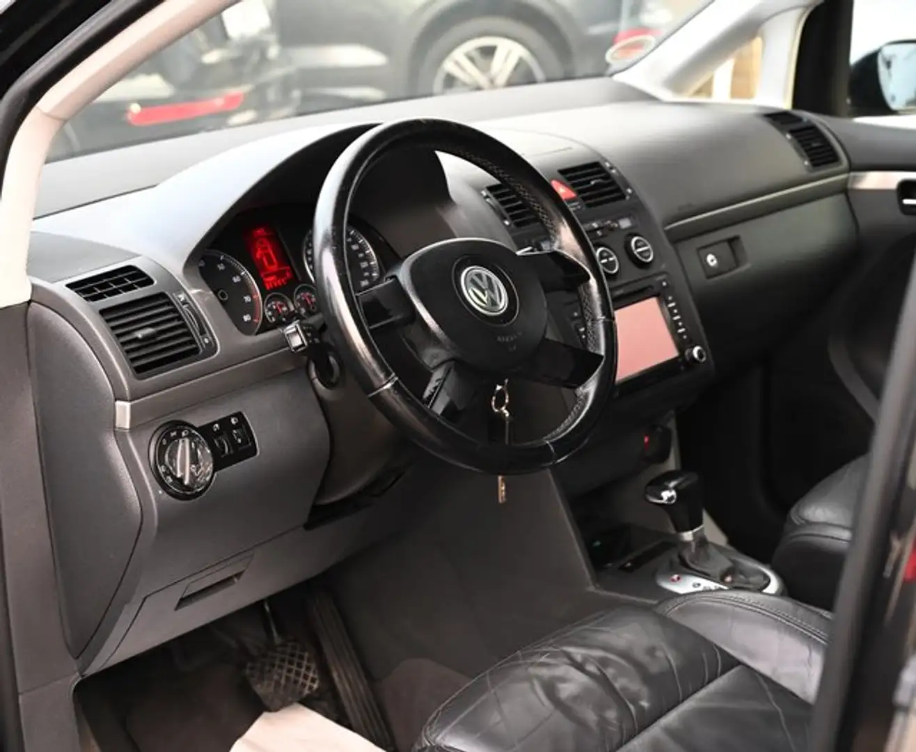 Volkswagen Touran 2.0 Aut. 7SITZE*el.SD*NaviDVD*Leder*AHK* Black - 2