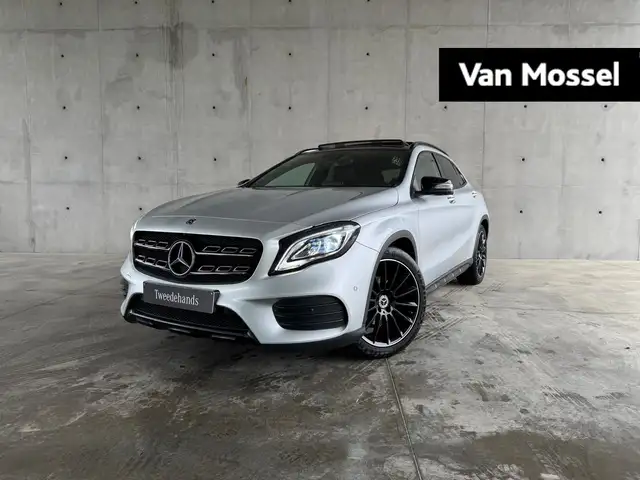 Mercedes-Benz GLA 180 AMG LINE + TREKHAAK + PANORAMISCH DAK + 360 CAMERA